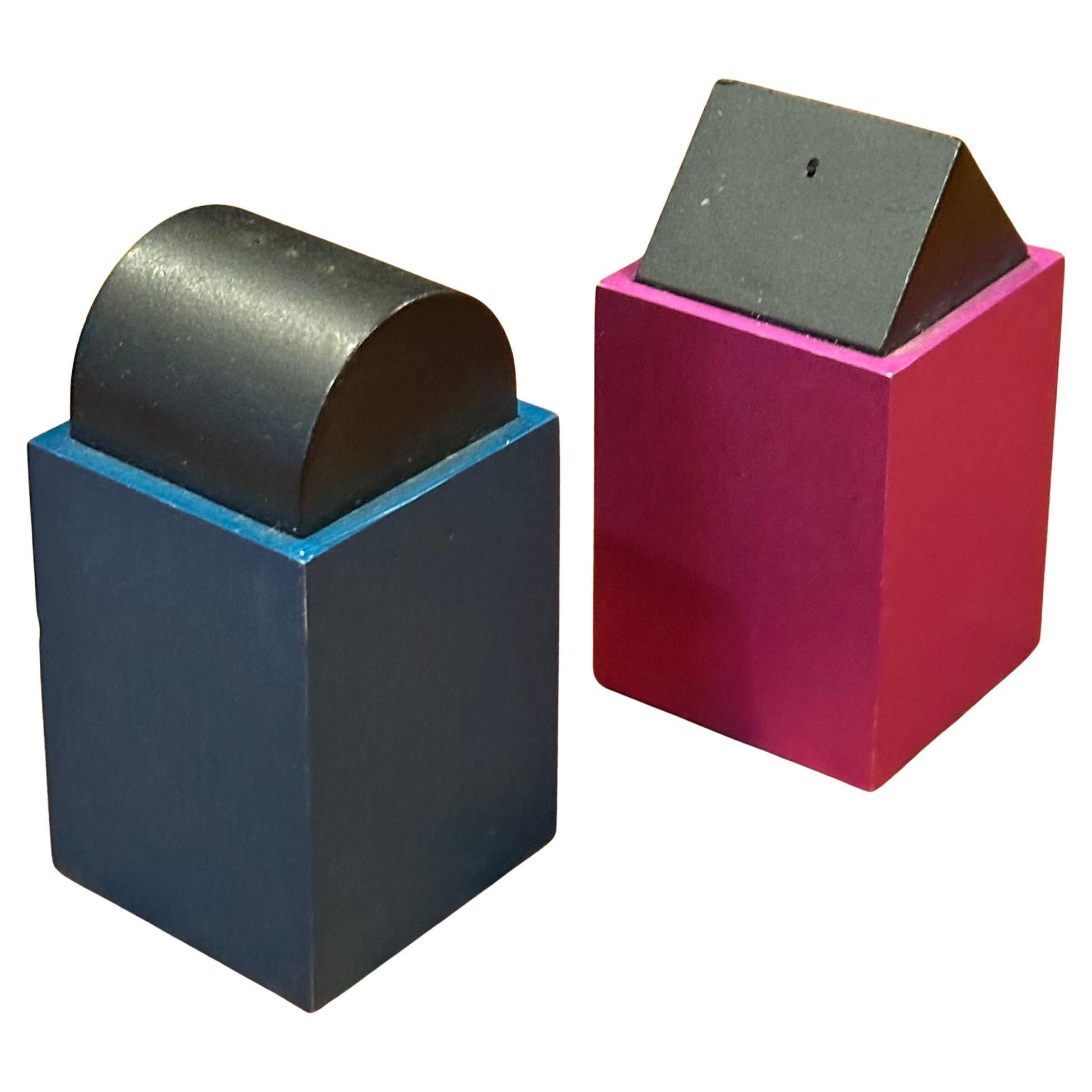 Postmoderne Paire de salières et poivrières postmodernes en aluminium par David Tisdale pour Elika en vente