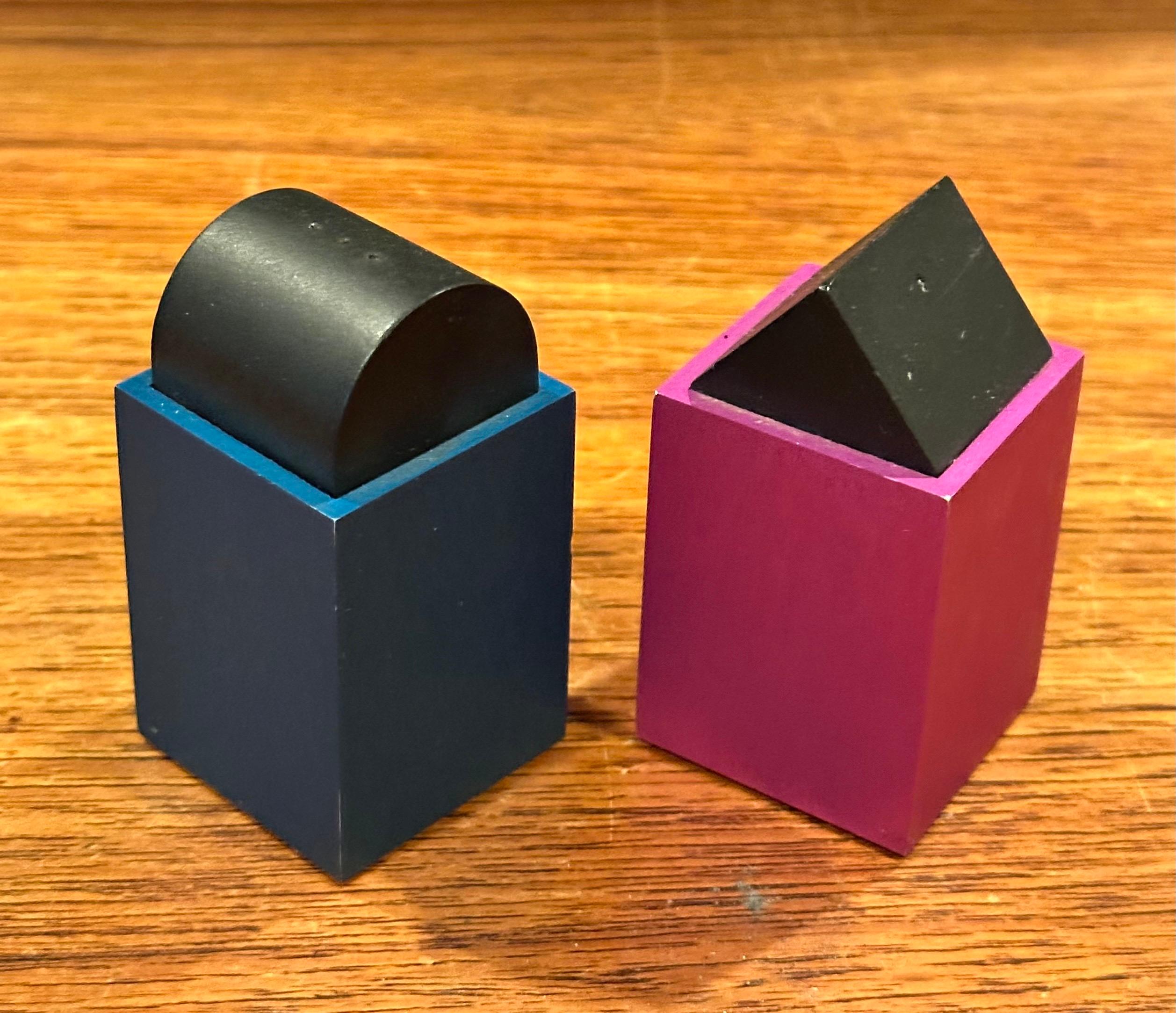 Américain Paire de salières et poivrières postmodernes en aluminium par David Tisdale pour Elika en vente
