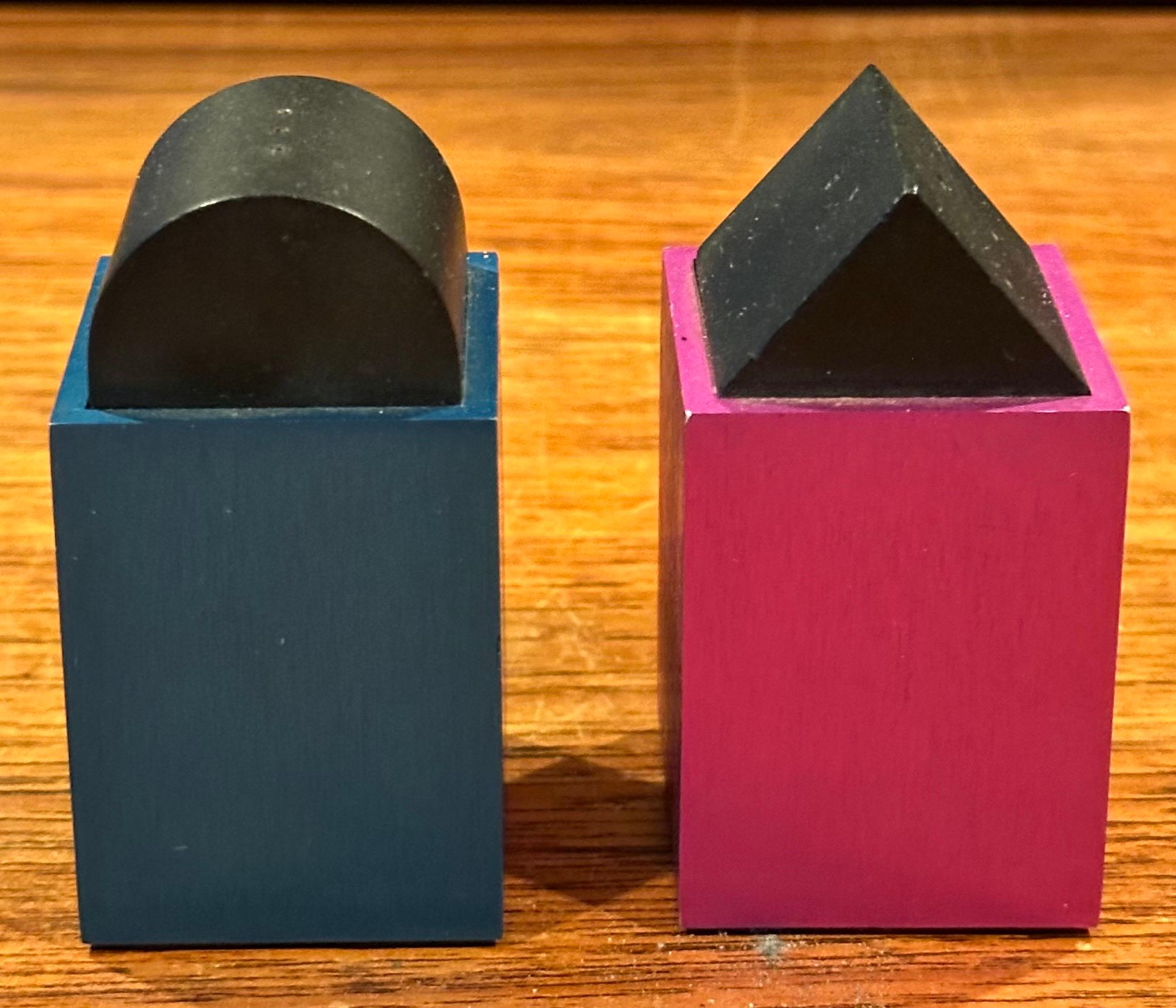 Paire de salières et poivrières postmodernes en aluminium par David Tisdale pour Elika Bon état - En vente à San Diego, CA
