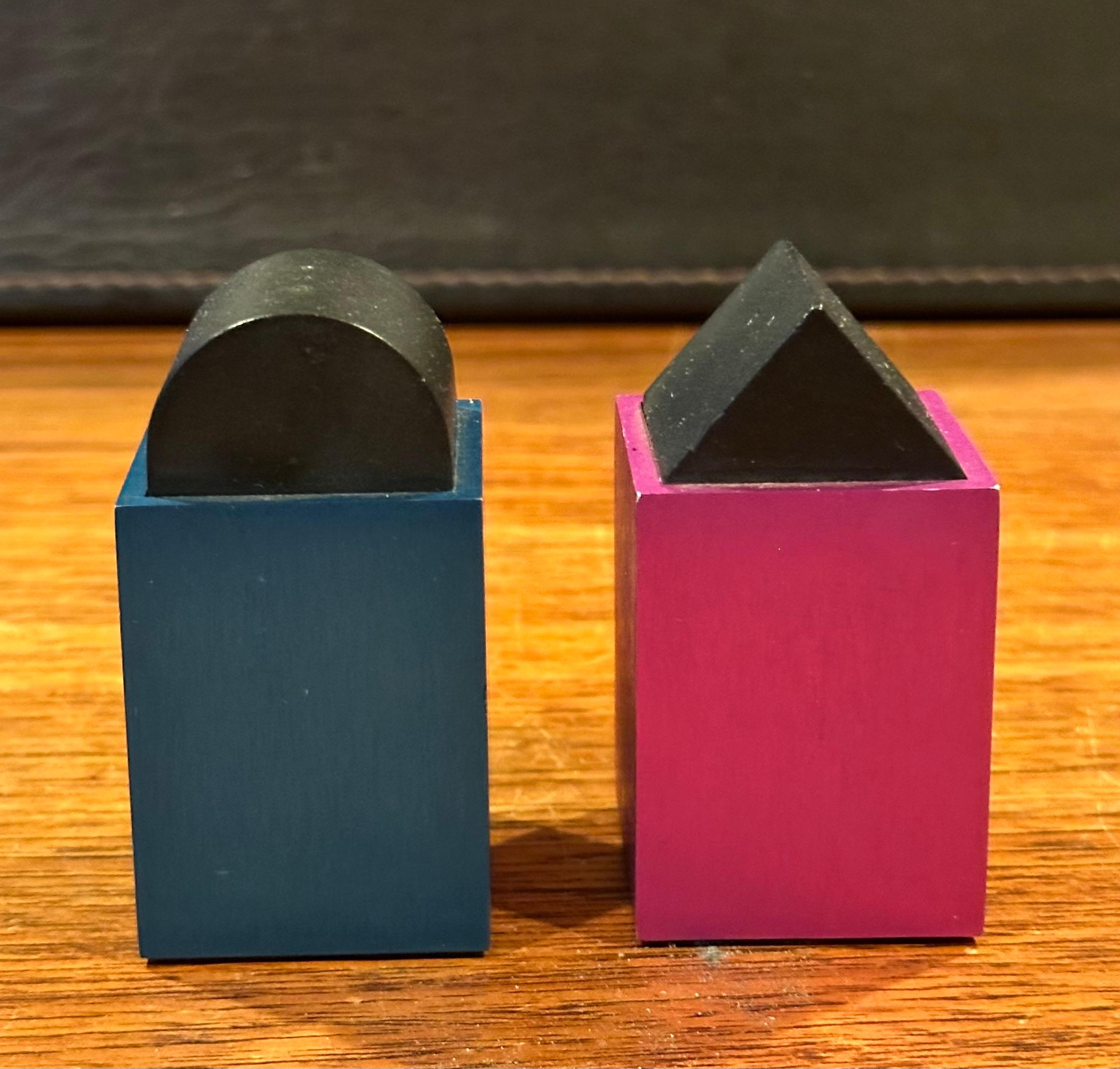 20ième siècle Paire de salières et poivrières postmodernes en aluminium par David Tisdale pour Elika en vente
