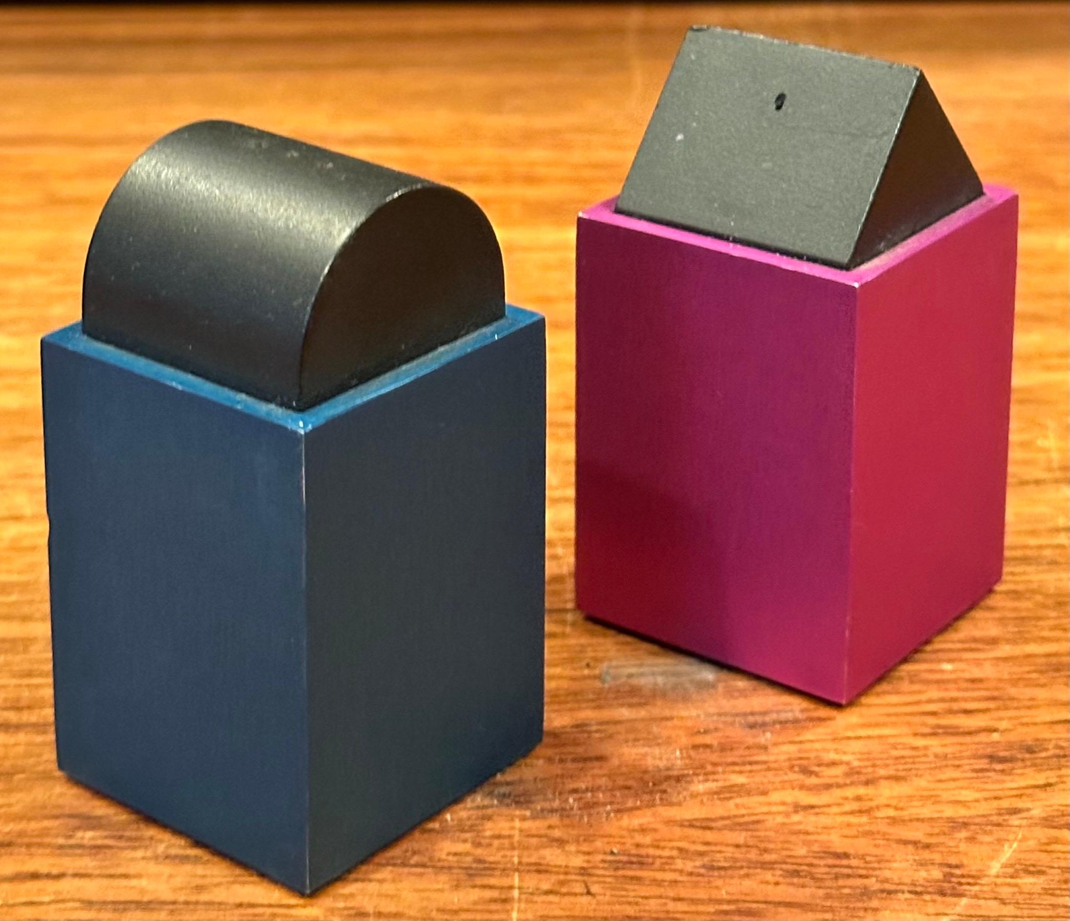 Paire de salières et poivrières postmodernes en aluminium par David Tisdale pour Elika en vente 1