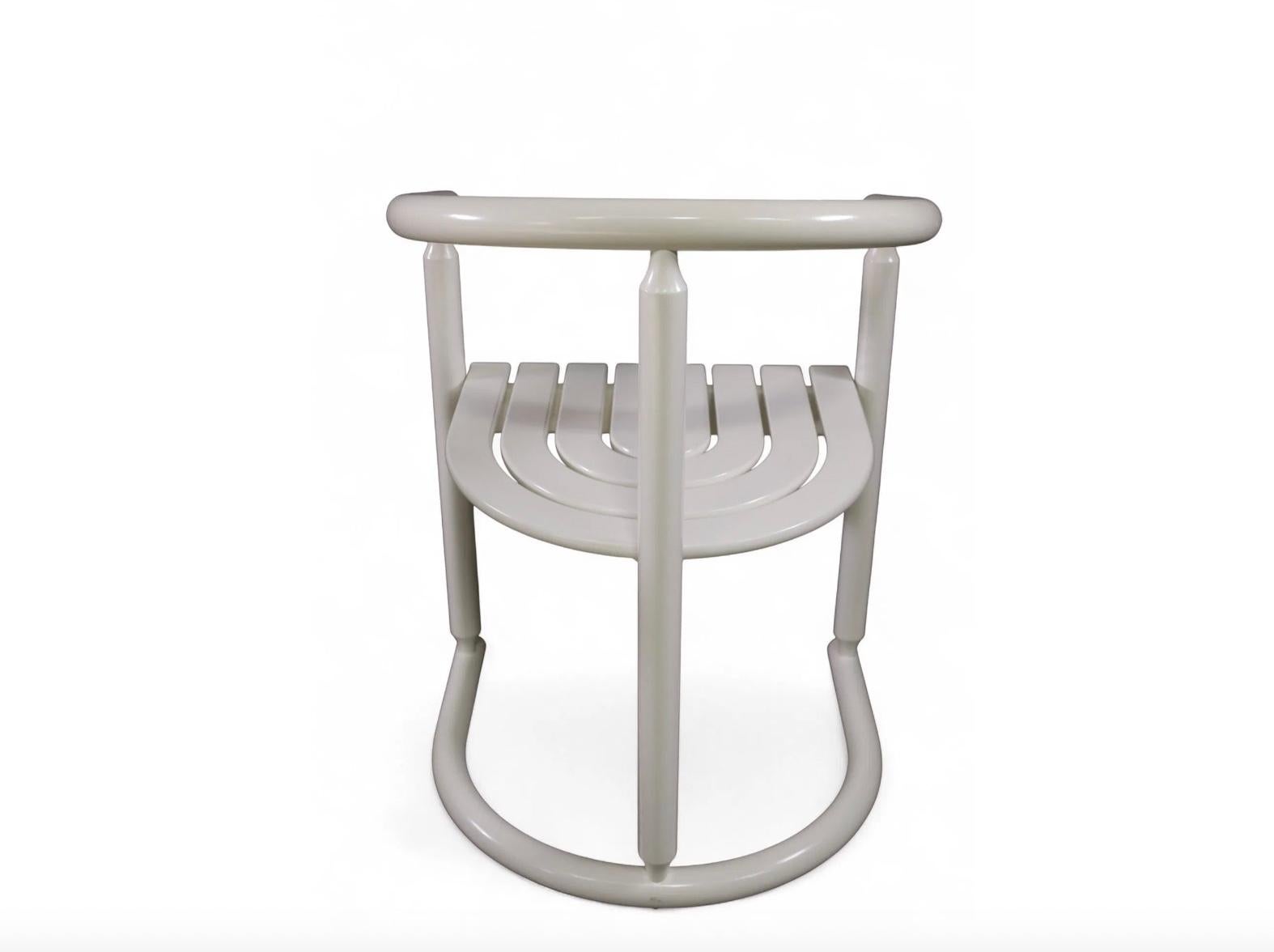 Coppia di sedie da pranzo post-moderne in legno curvato Allmilmö in lacca bianca. Situato a Brooklyn NYC.

Venduto come set di (2) sedie 

Le sedie misurano - 21