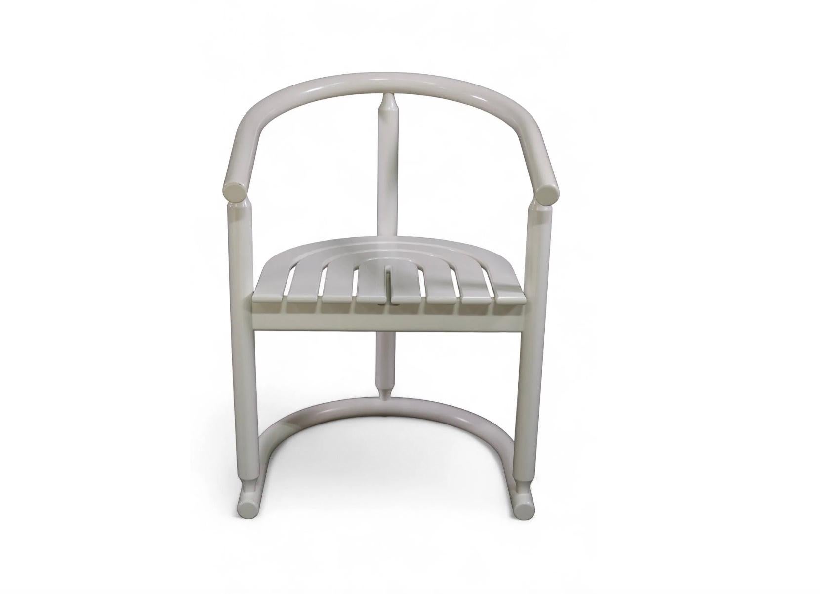 Tedesco Coppia di sedie da pranzo post-moderne a bracci in legno di Wood Allmilmö con laccatura bianca in vendita