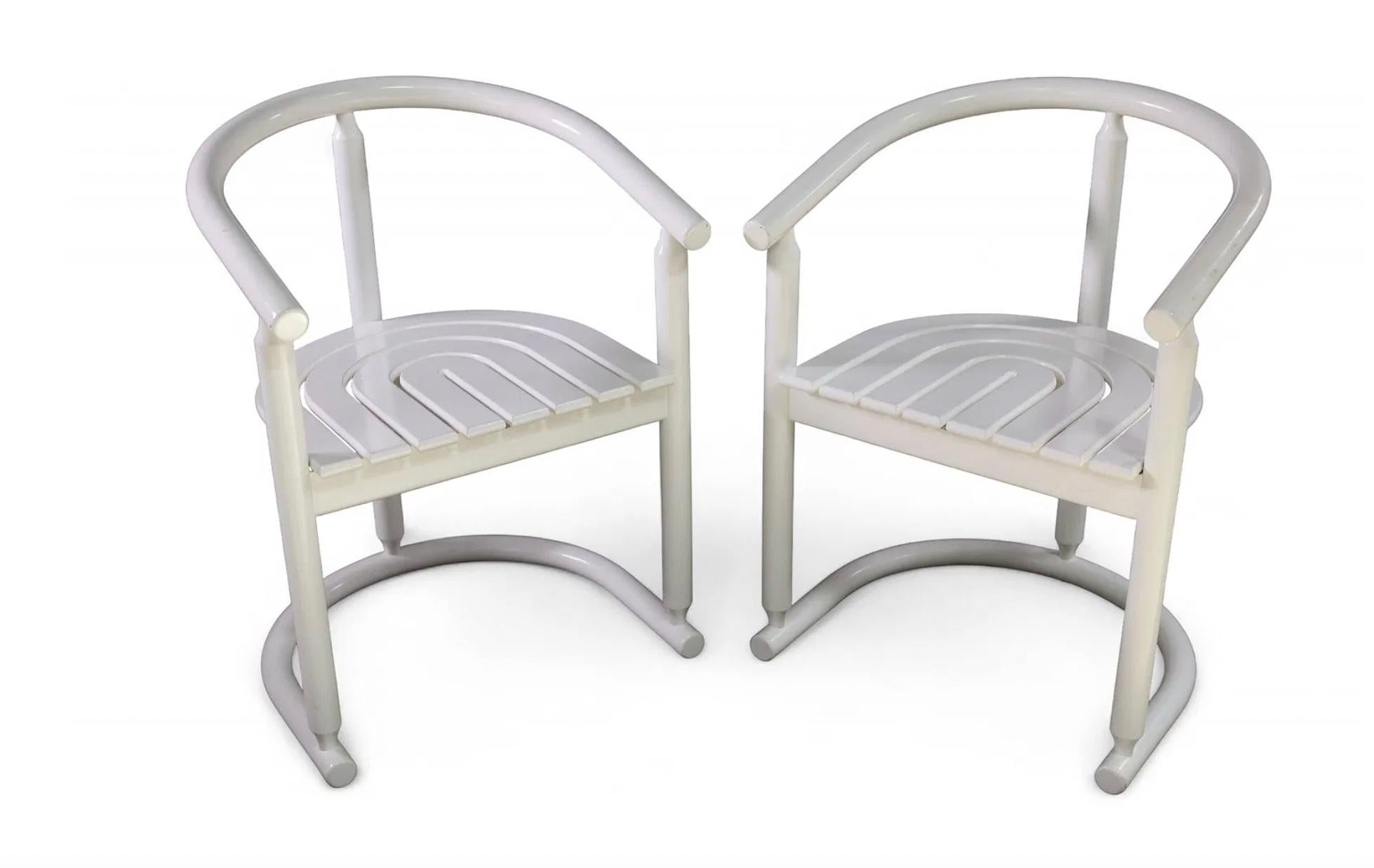 Falegnameria Coppia di sedie da pranzo post-moderne a bracci in legno di Wood Allmilmö con laccatura bianca in vendita