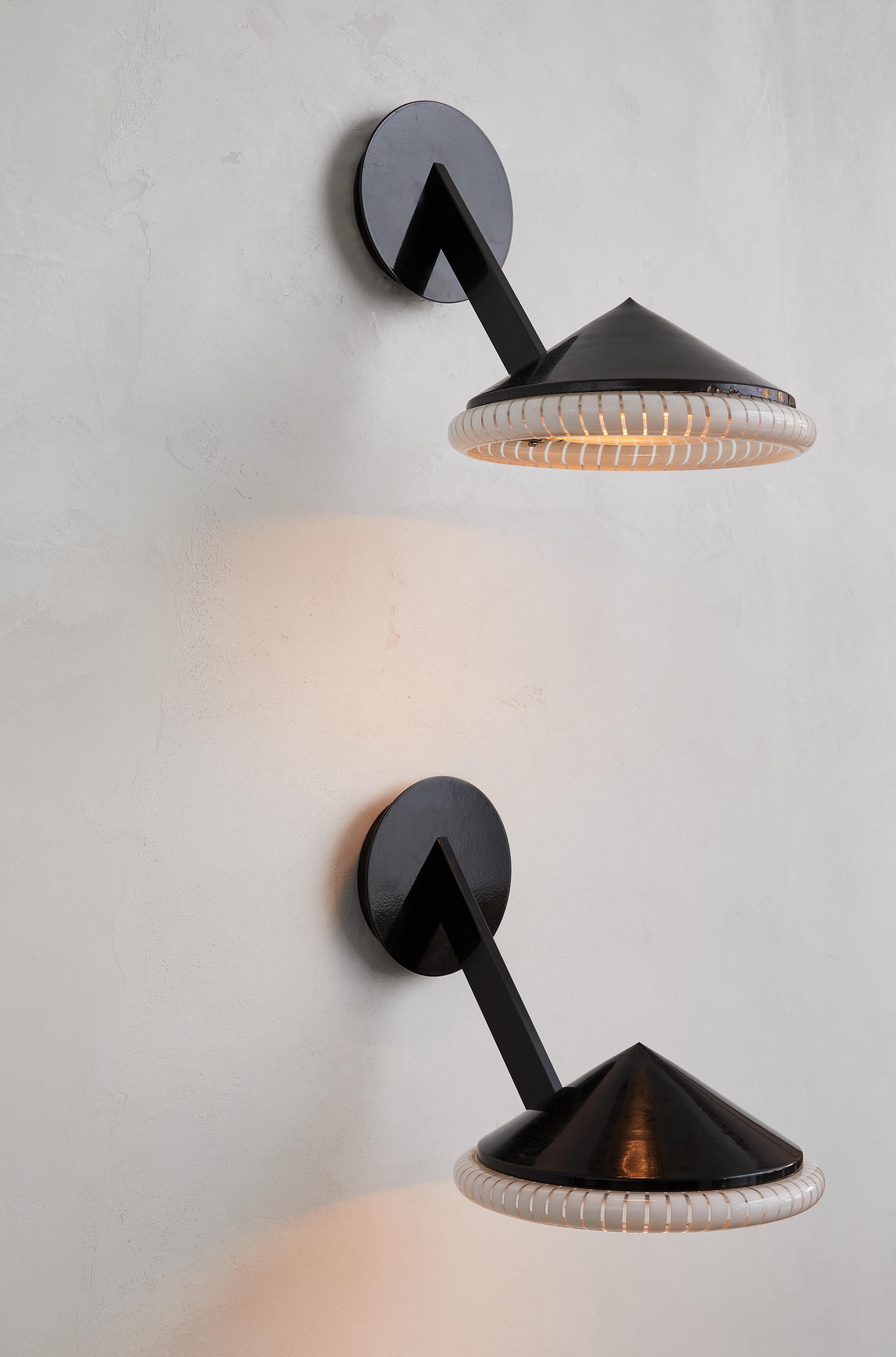 Mid-Century Modern Paire d'appliques postmodernes en métal émaillé noir avec diffuseurs en verre de Murano en vente
