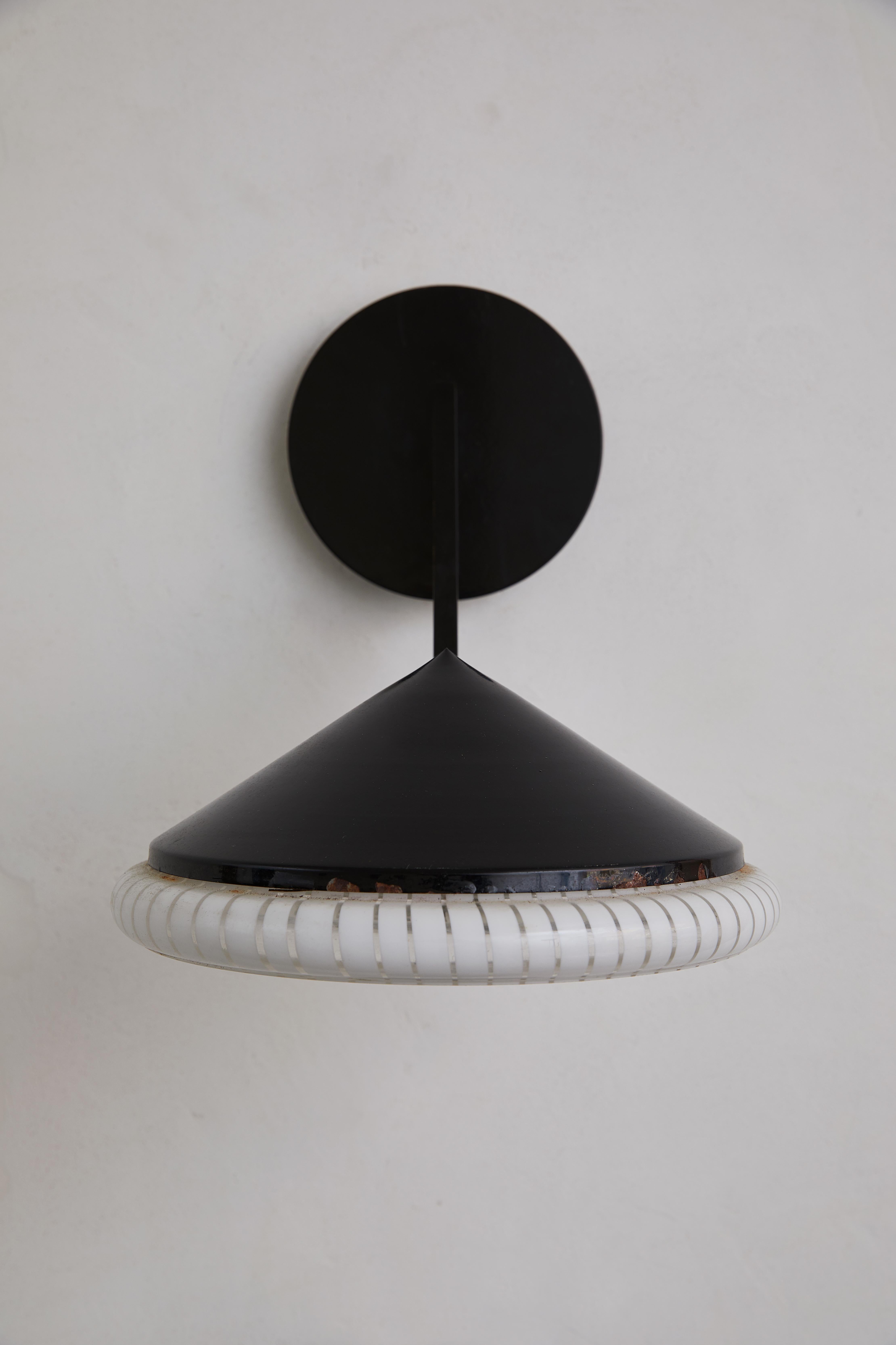 Américain Paire d'appliques postmodernes en métal émaillé noir avec diffuseurs en verre de Murano en vente