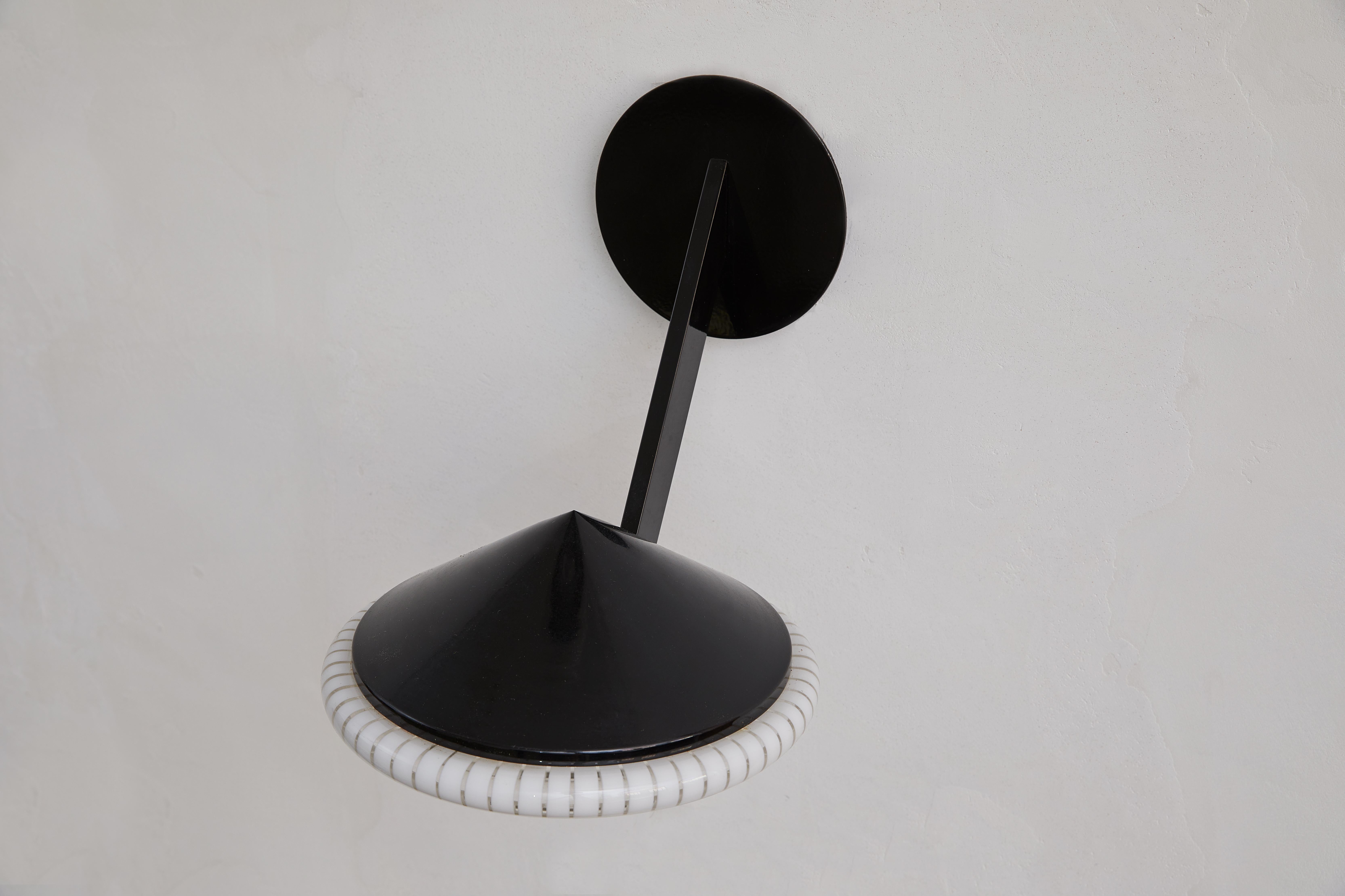Paire d'appliques postmodernes en métal émaillé noir avec diffuseurs en verre de Murano Bon état - En vente à Brooklyn, NY