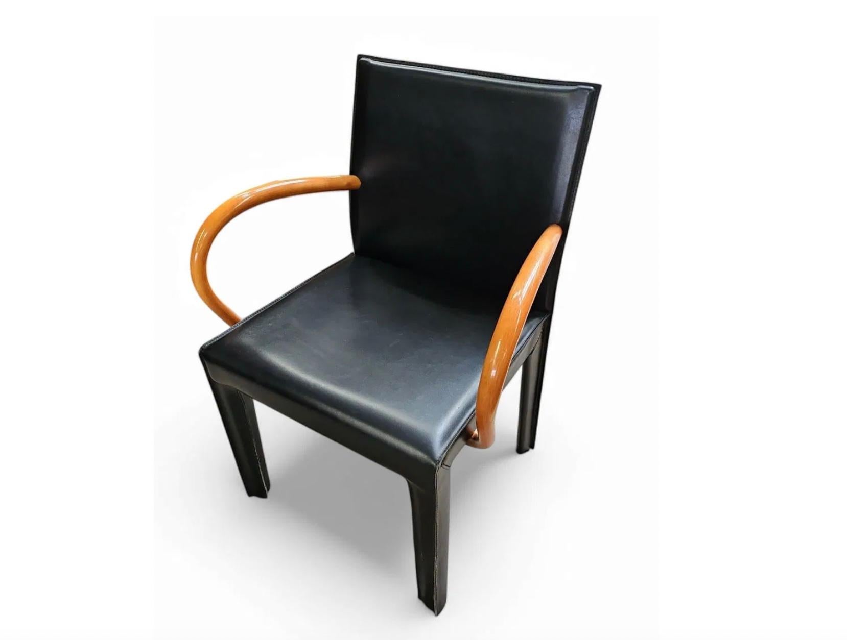 Italiano Coppia di poltrone postmoderne in pelle nera e legno curvato di Arper in vendita
