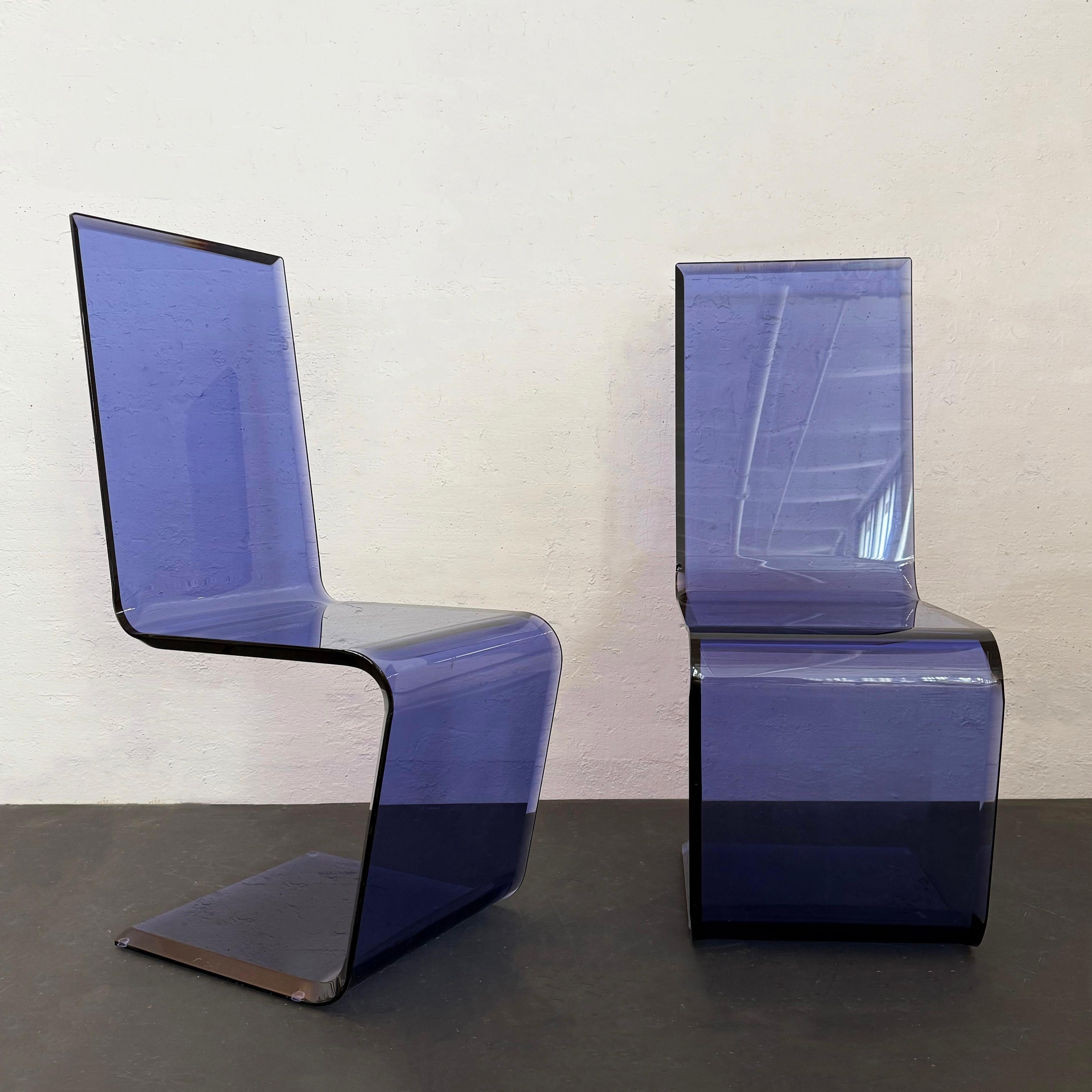 Questa coppia di sedie invisibili è stata progettata dal designer e scultore israeliano Shlomi Haziza e prodotta dal suo studio HStudio, fondato a Los Angeles nel 1991. La Sedia Invisibile modello IN7 è nota per la sua forma fluida e architettonica,