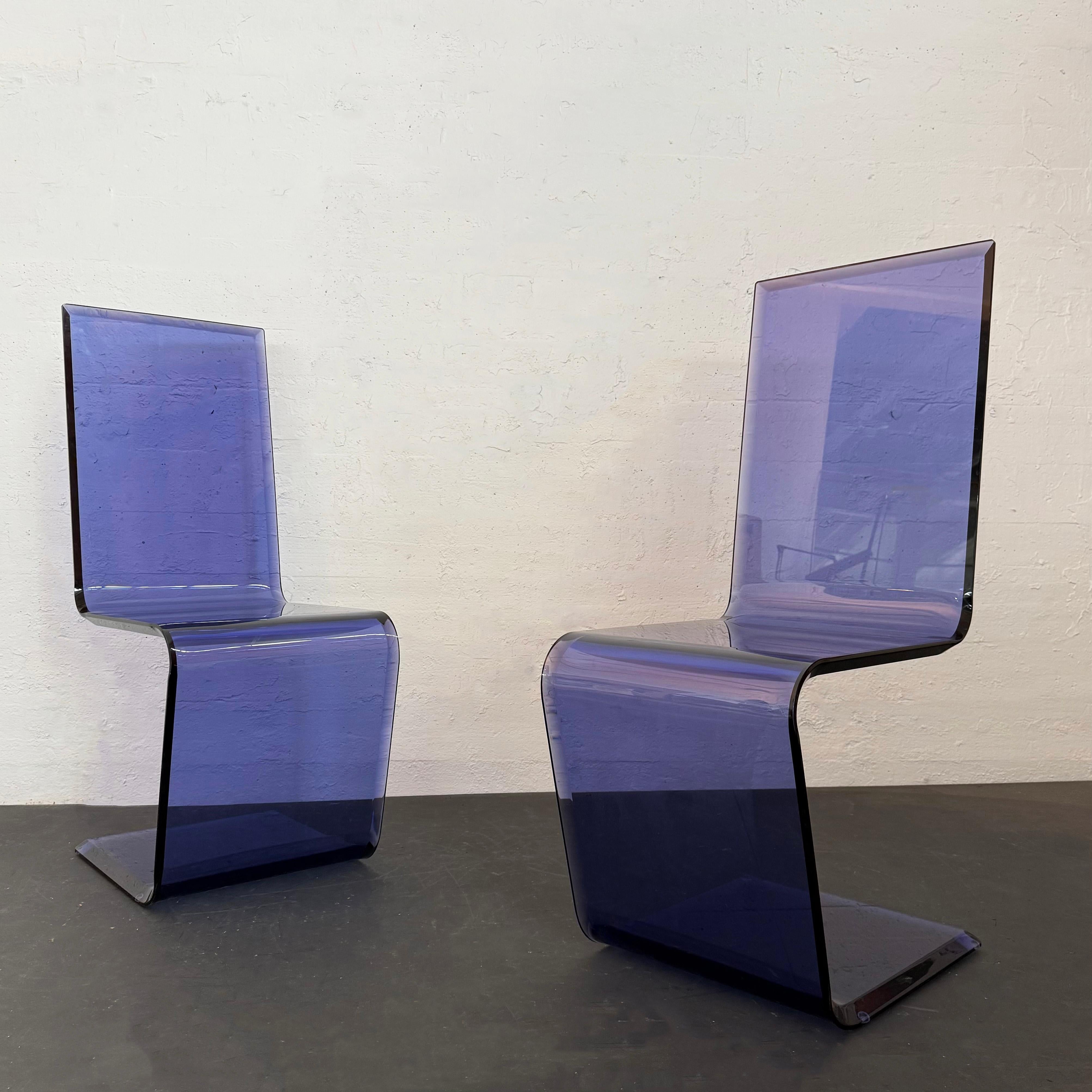 Postmoderno Coppia di sedie invisibili postmoderne in lucite blu di Shlomi Haziza per HStudio in vendita