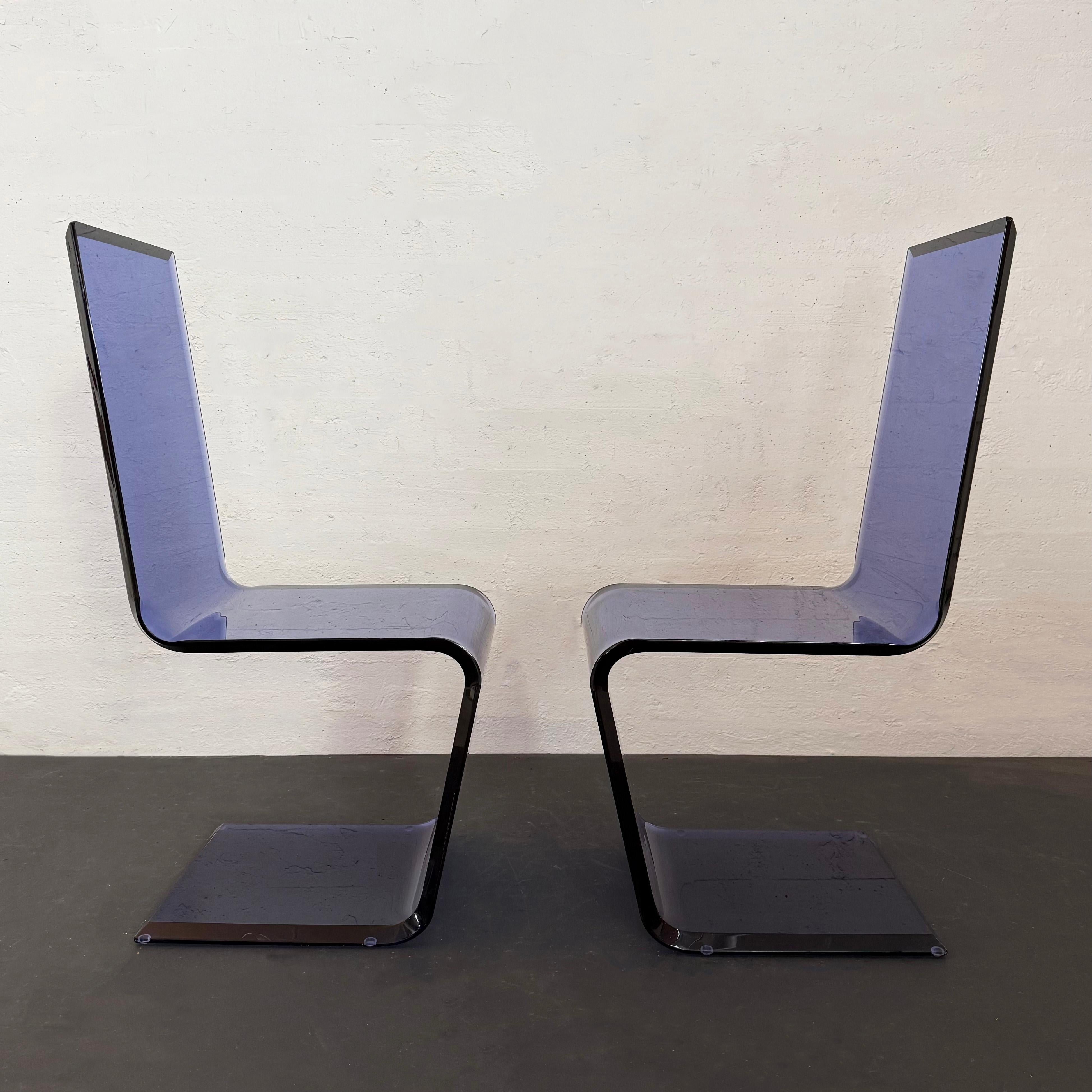 Israeliano Coppia di sedie invisibili postmoderne in lucite blu di Shlomi Haziza per HStudio in vendita