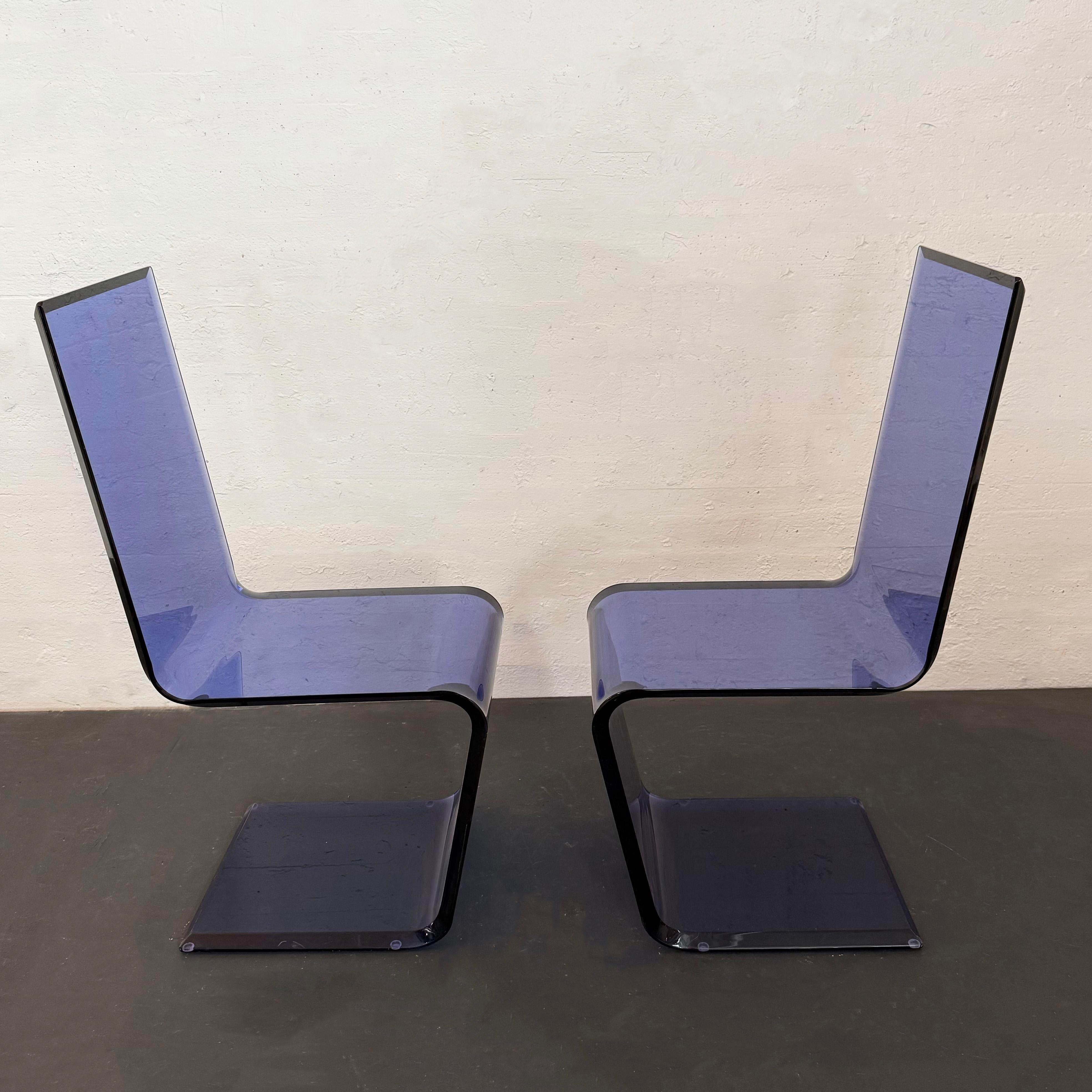 Coppia di sedie invisibili postmoderne in lucite blu di Shlomi Haziza per HStudio In condizioni buone in vendita a Brooklyn, NY