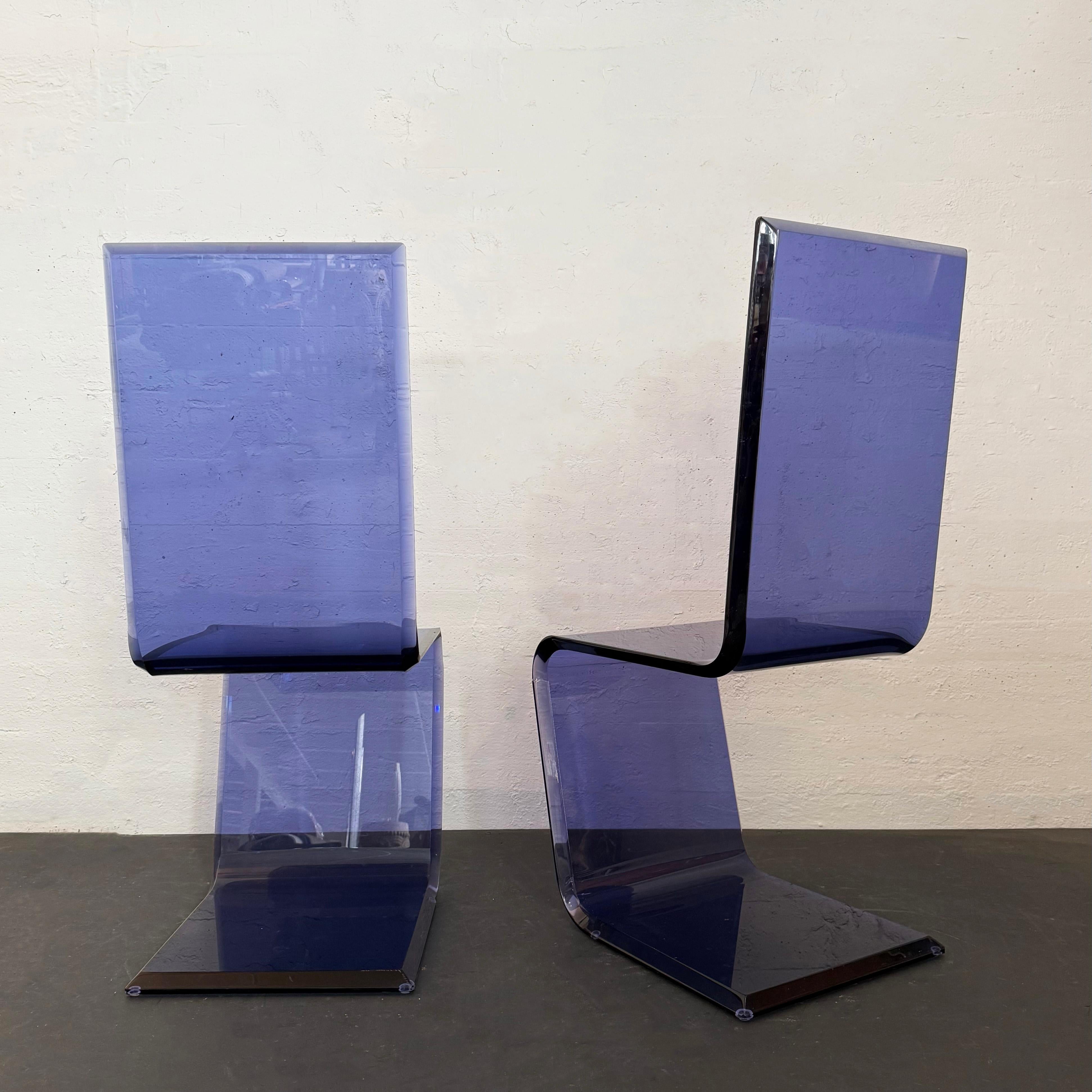 Lucite Coppia di sedie invisibili postmoderne in lucite blu di Shlomi Haziza per HStudio in vendita