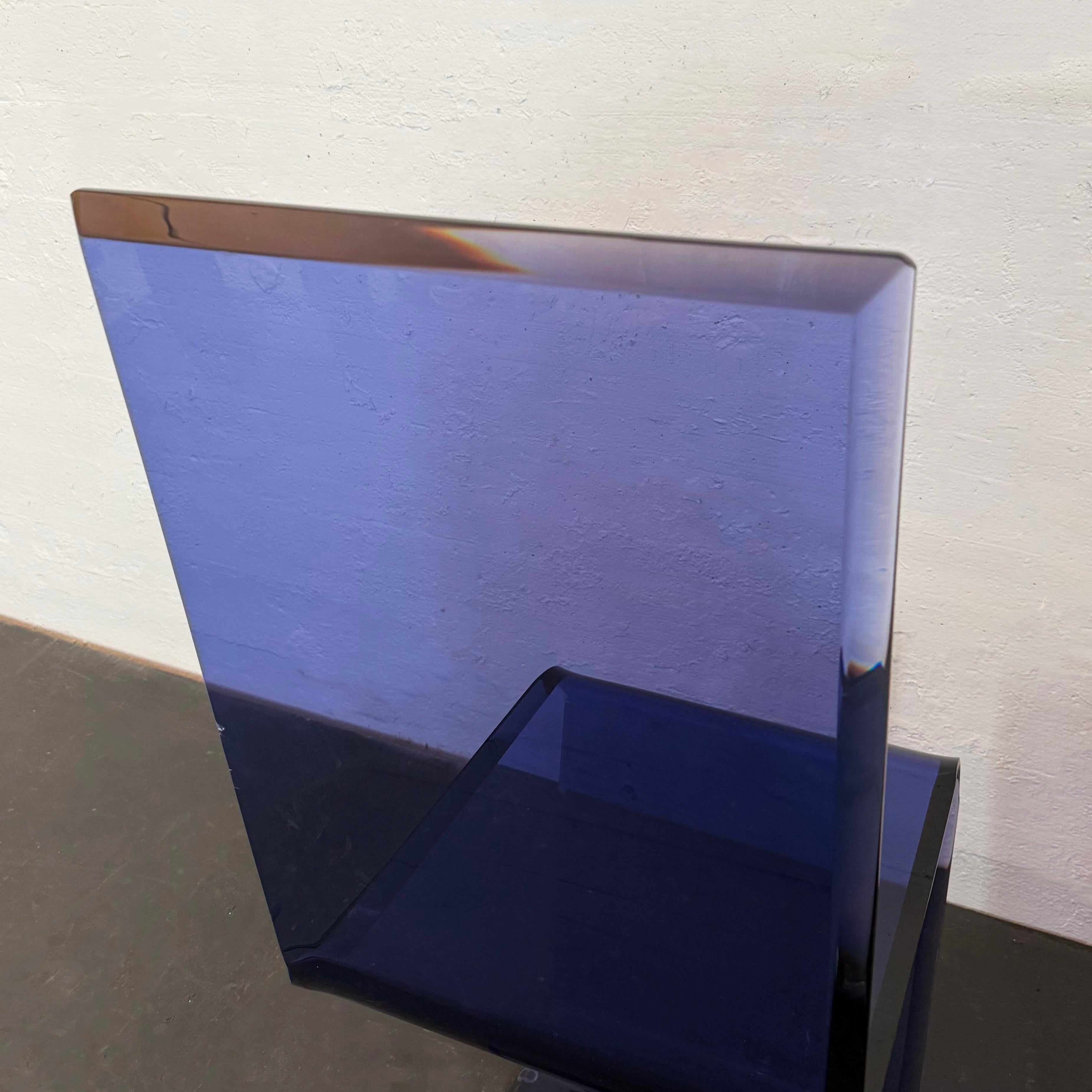 Coppia di sedie invisibili postmoderne in lucite blu di Shlomi Haziza per HStudio in vendita 1