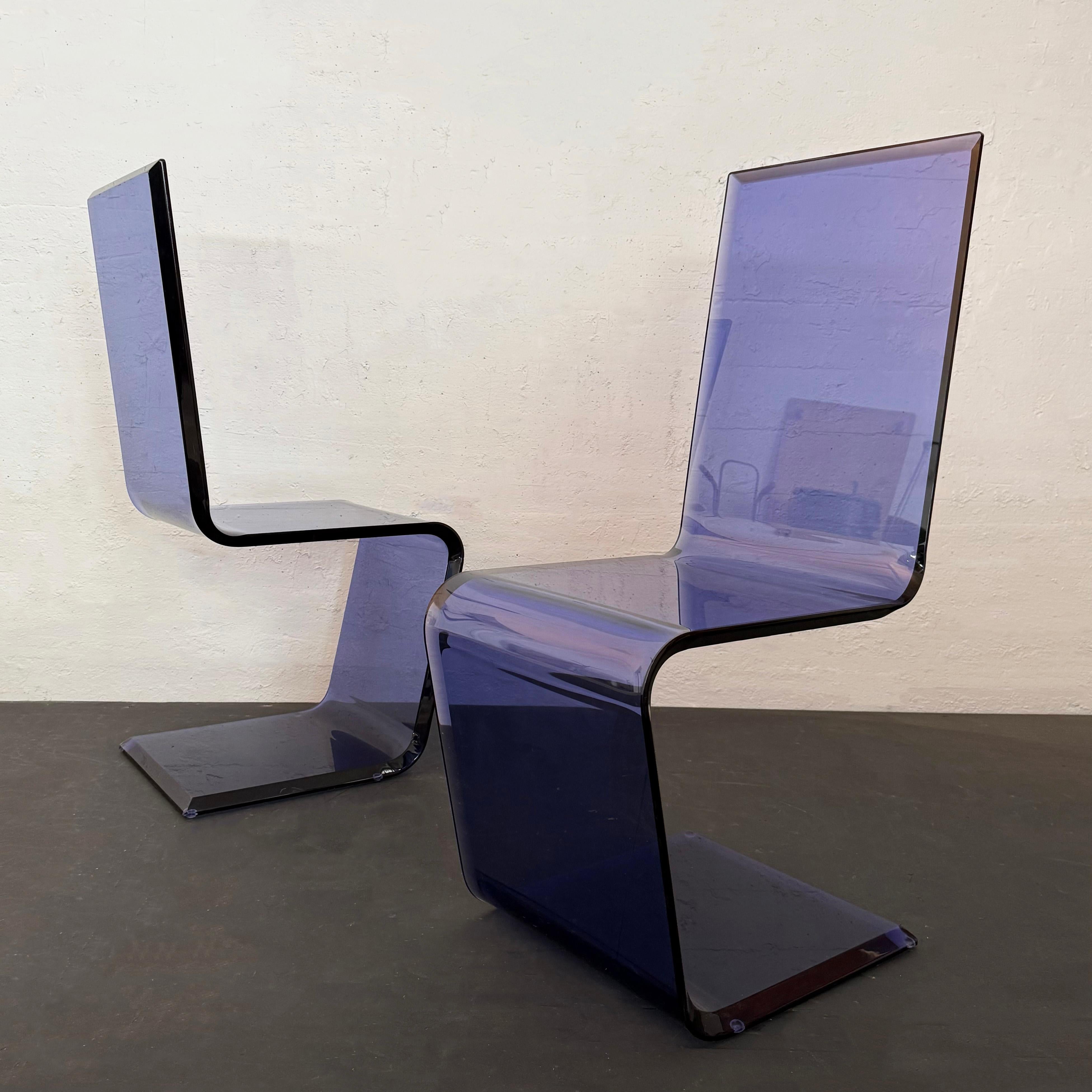 Coppia di sedie invisibili postmoderne in lucite blu di Shlomi Haziza per HStudio in vendita 2