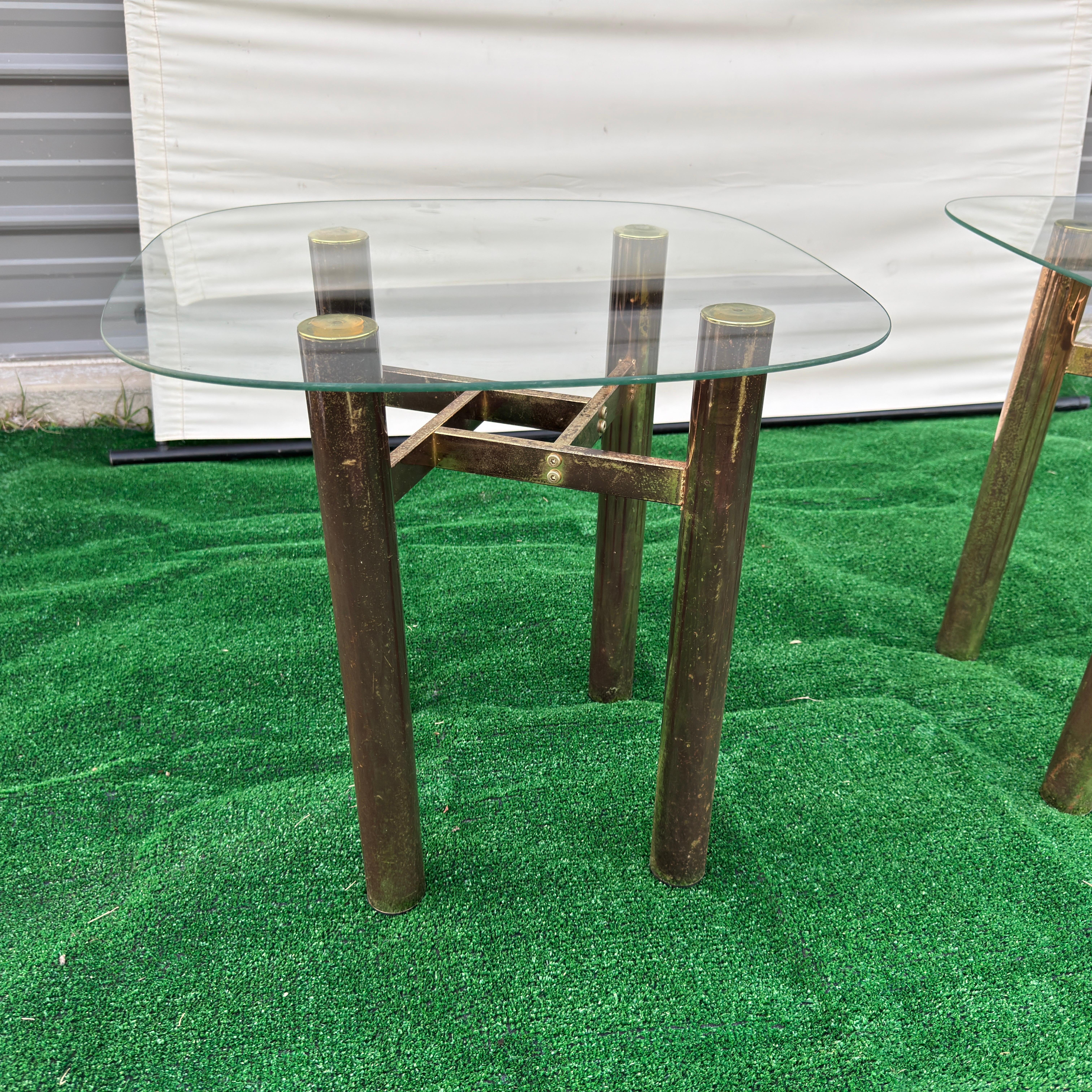 Paire de tables postmodernes en laiton plaqué verre à la manière de Paul Evans en vente 2