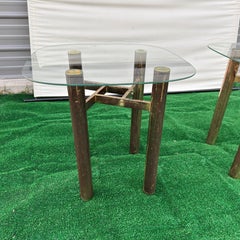 Coppia di tavoli postmoderni con piano in vetro ottonato alla maniera di Paul Evans