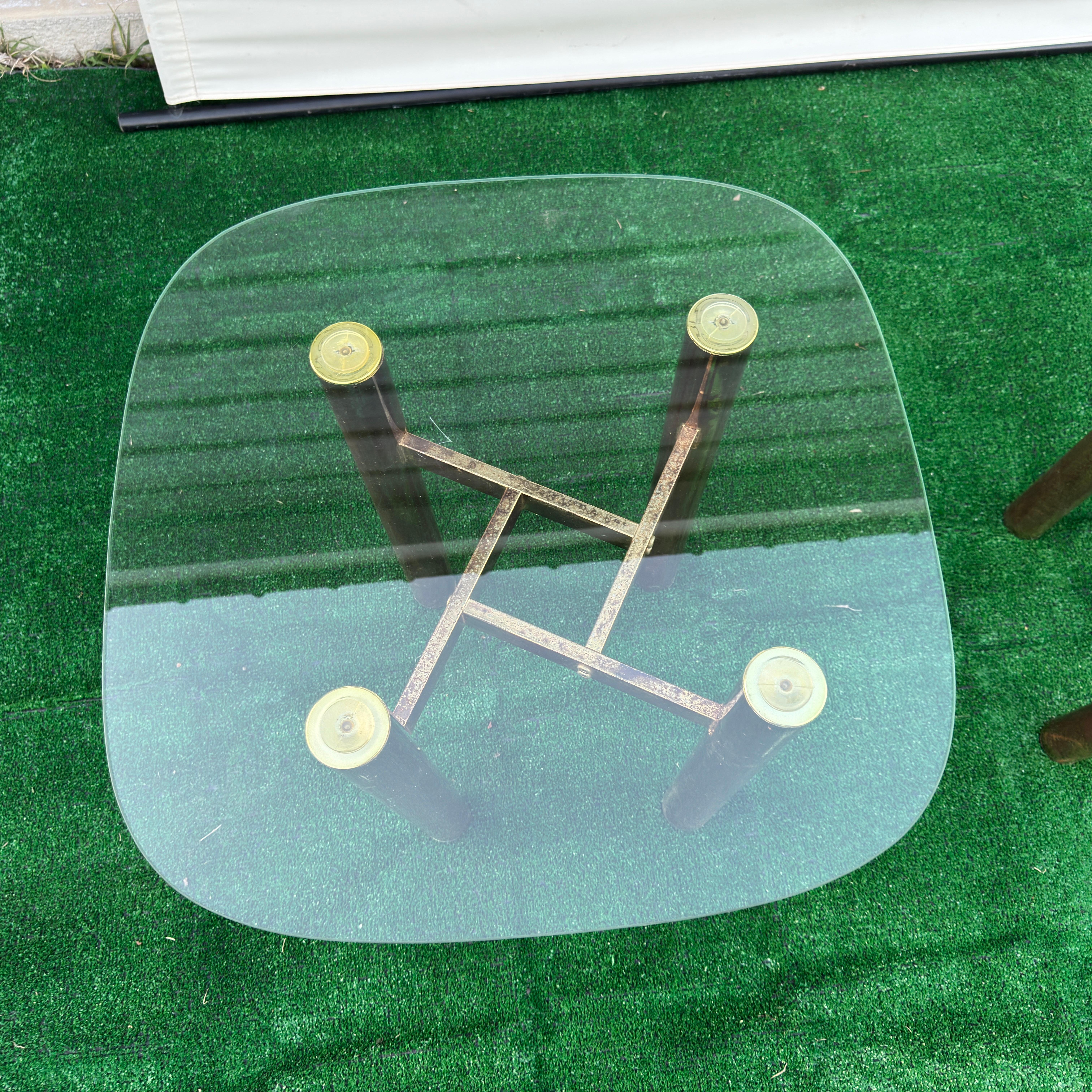 Laiton Paire de tables postmodernes en laiton plaqué verre à la manière de Paul Evans en vente