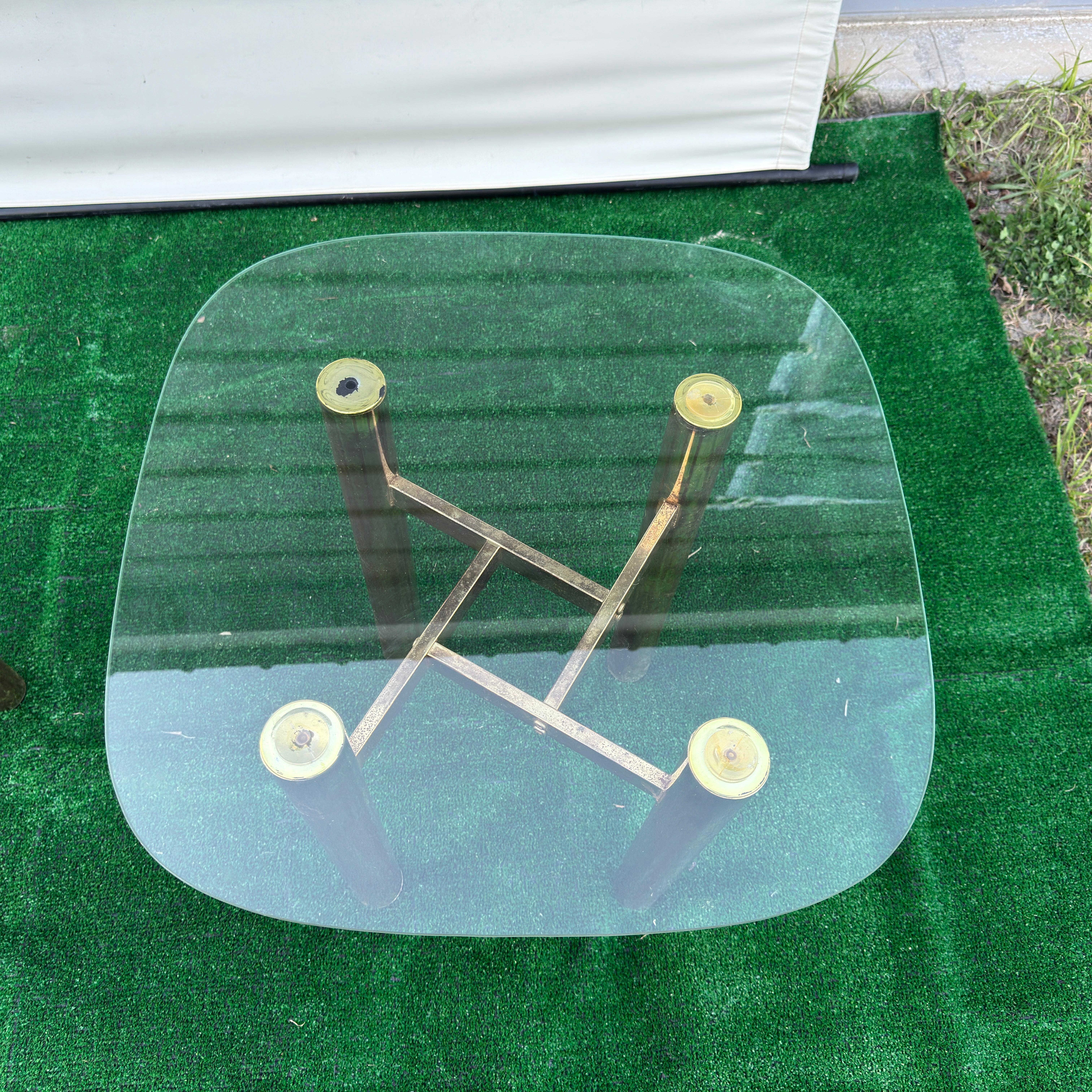 Paire de tables postmodernes en laiton plaqué verre à la manière de Paul Evans en vente 1
