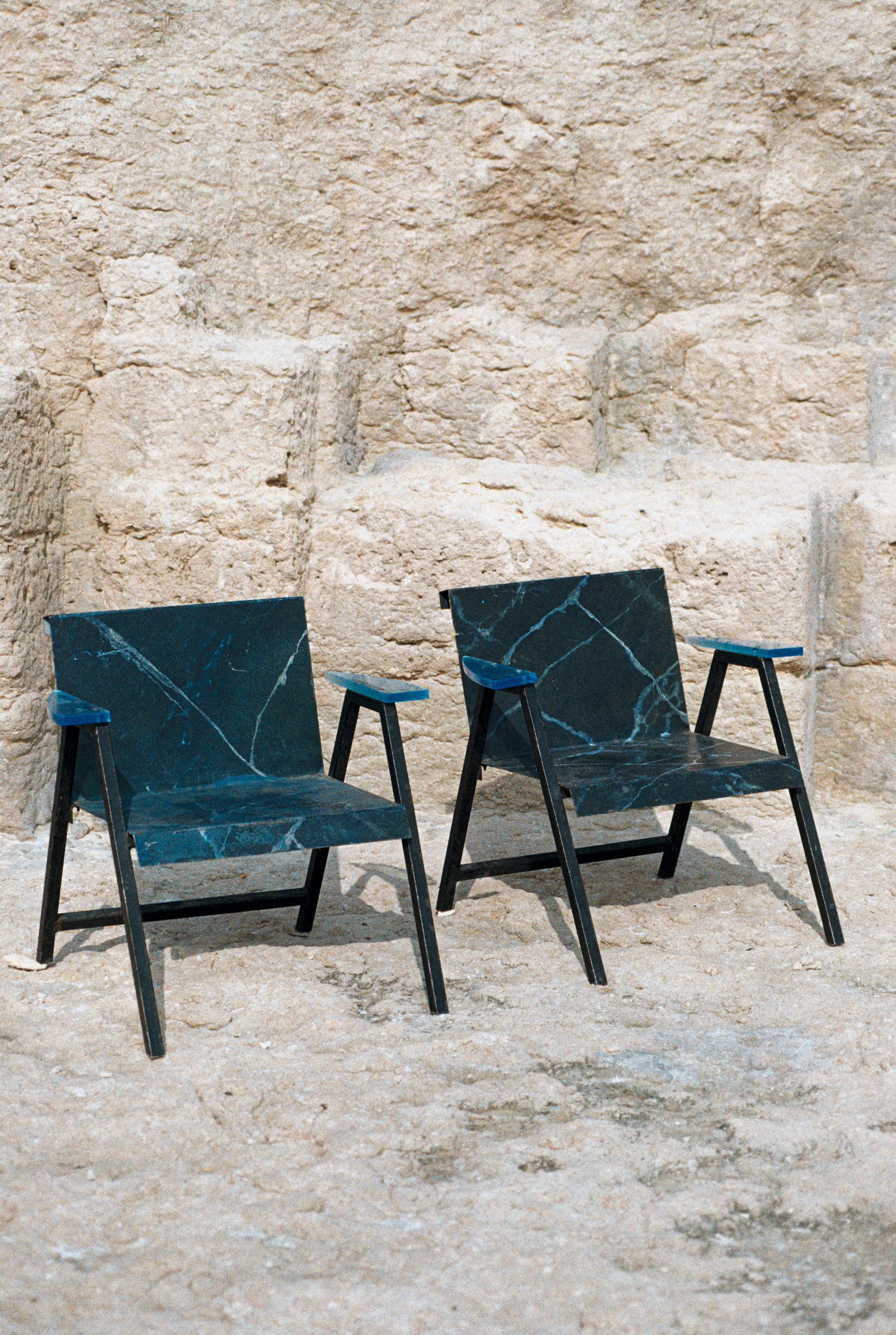 Pair of post-modern chairs in metal and resin, French production, circa 1980. 

This pair of armchairs has an imposing appearance and is composed of geometric shapes drawn on different surfaces, thus revealing several perspectives. 

