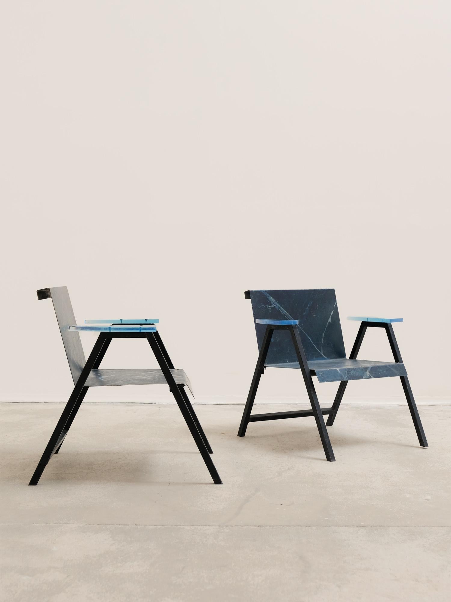 Postmoderne Paire de chaises post-modernes en métal et résine, fabrication française, années 1980 en vente
