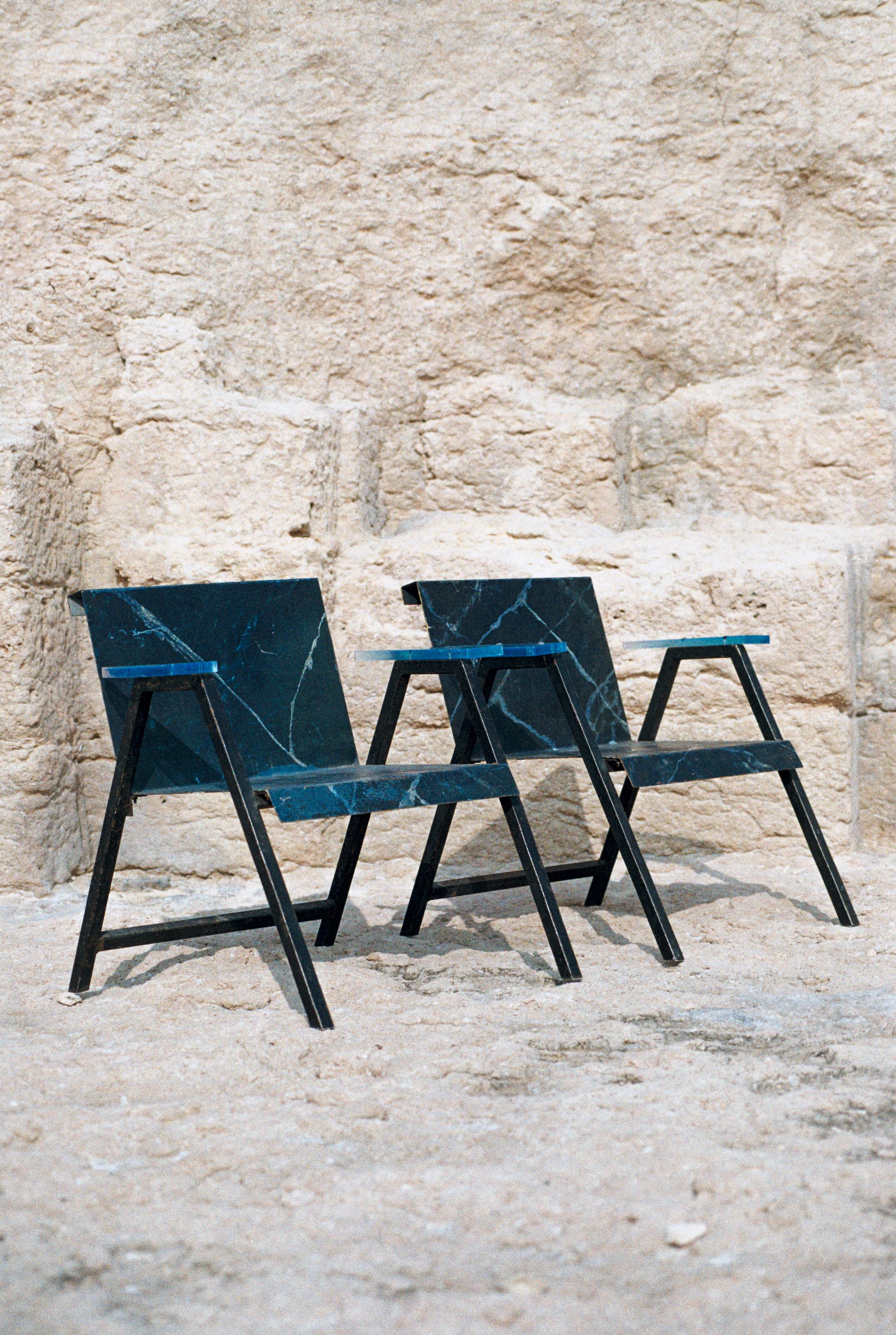 Postmoderne Paire de chaises post-modernes en métal et résine, production française, années 1980  en vente