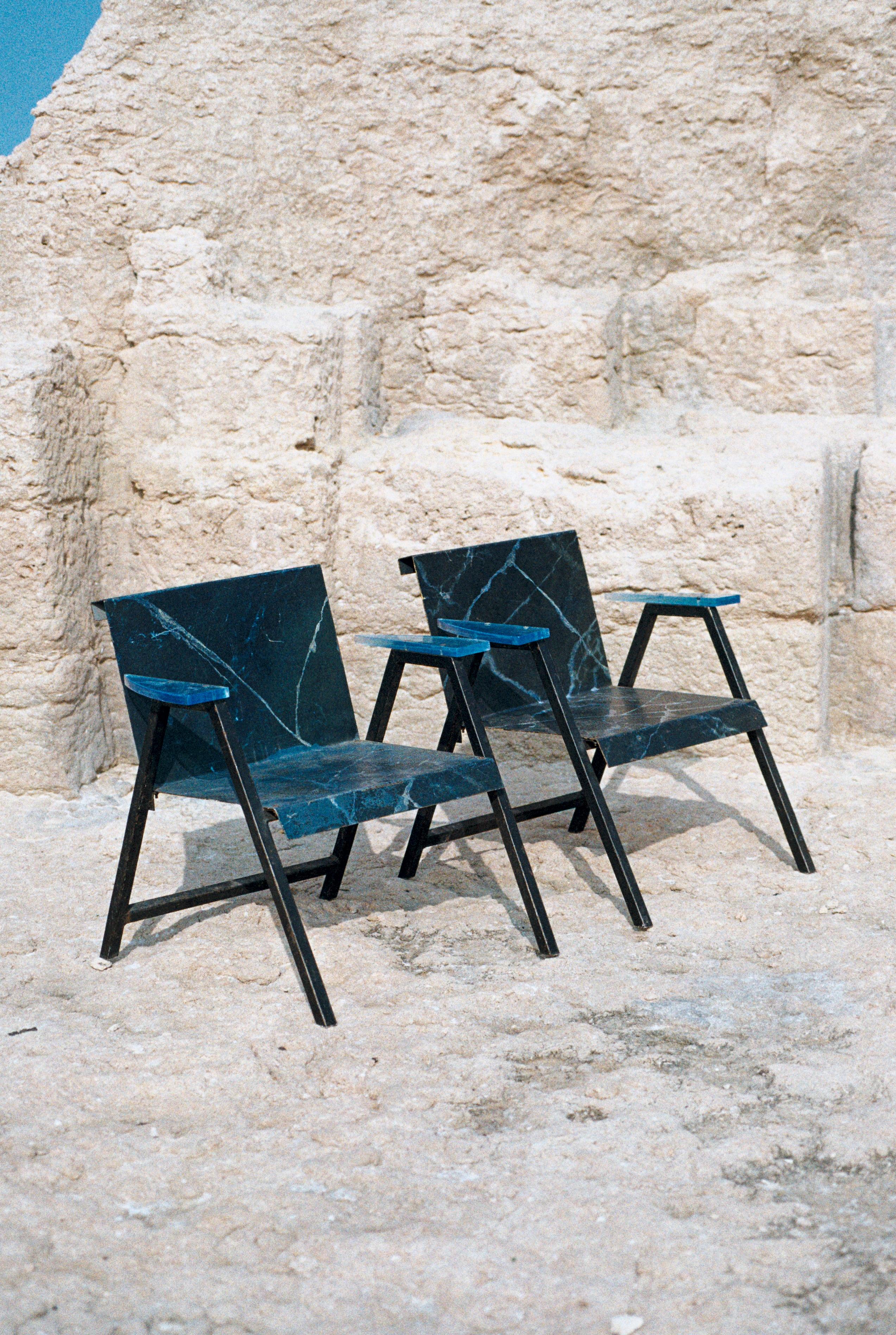 Français Paire de chaises post-modernes en métal et résine, production française, années 1980  en vente