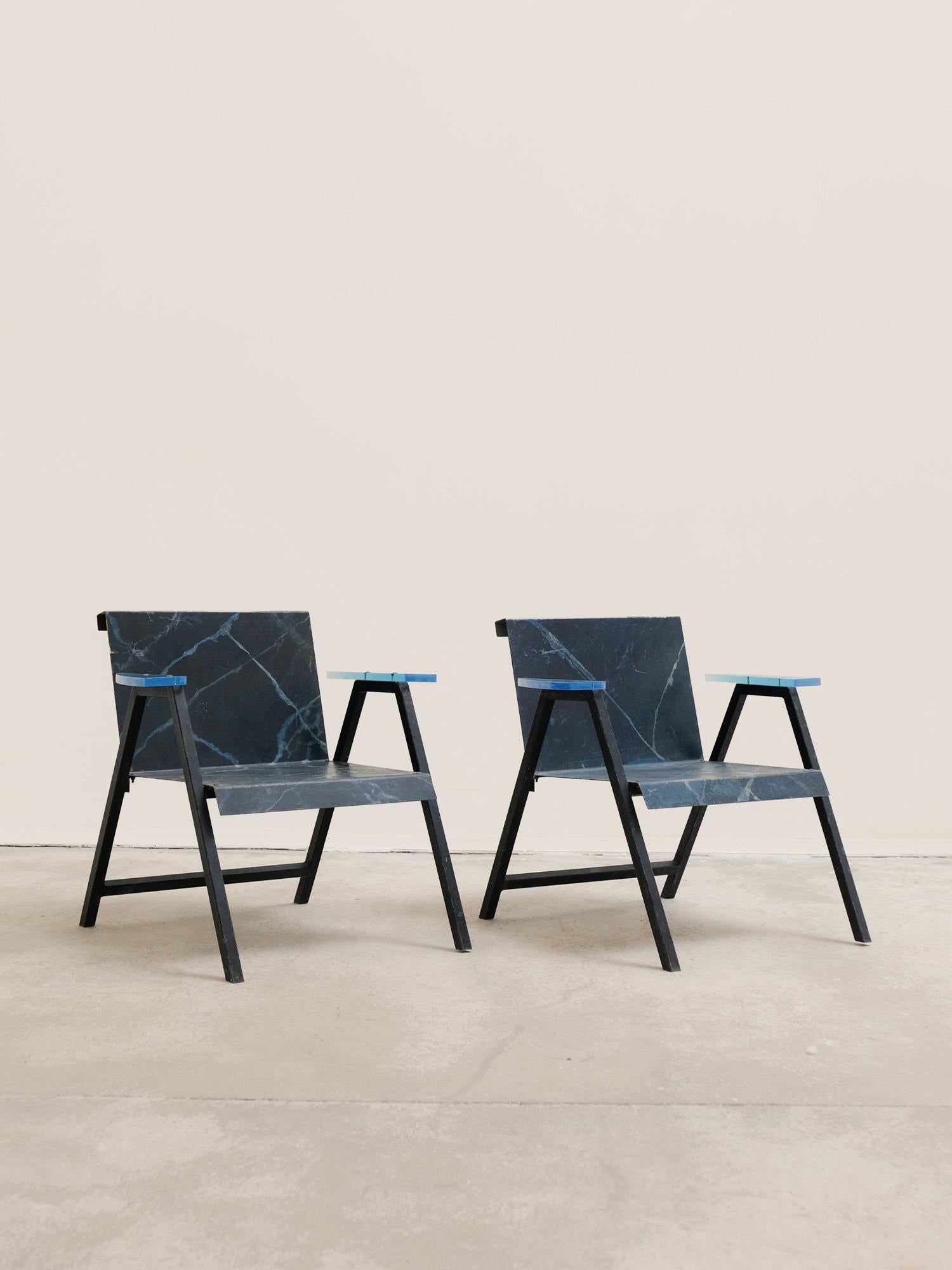 Paire de chaises post-modernes en métal et résine, fabrication française, années 1980 Bon état - En vente à Marseille, FR