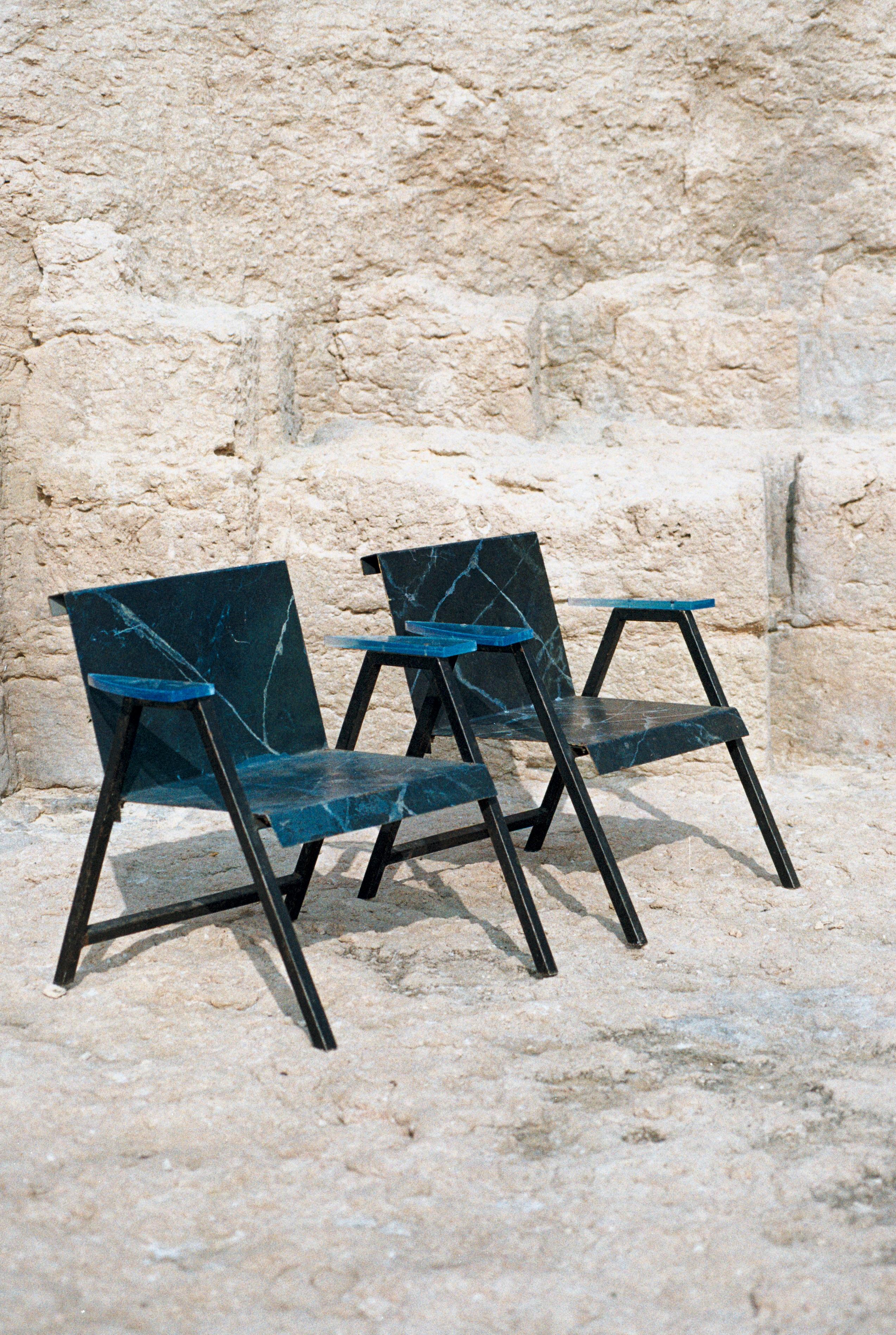 Paire de chaises post-modernes en métal et résine, production française, années 1980  Bon état - En vente à MARSEILLE, FR