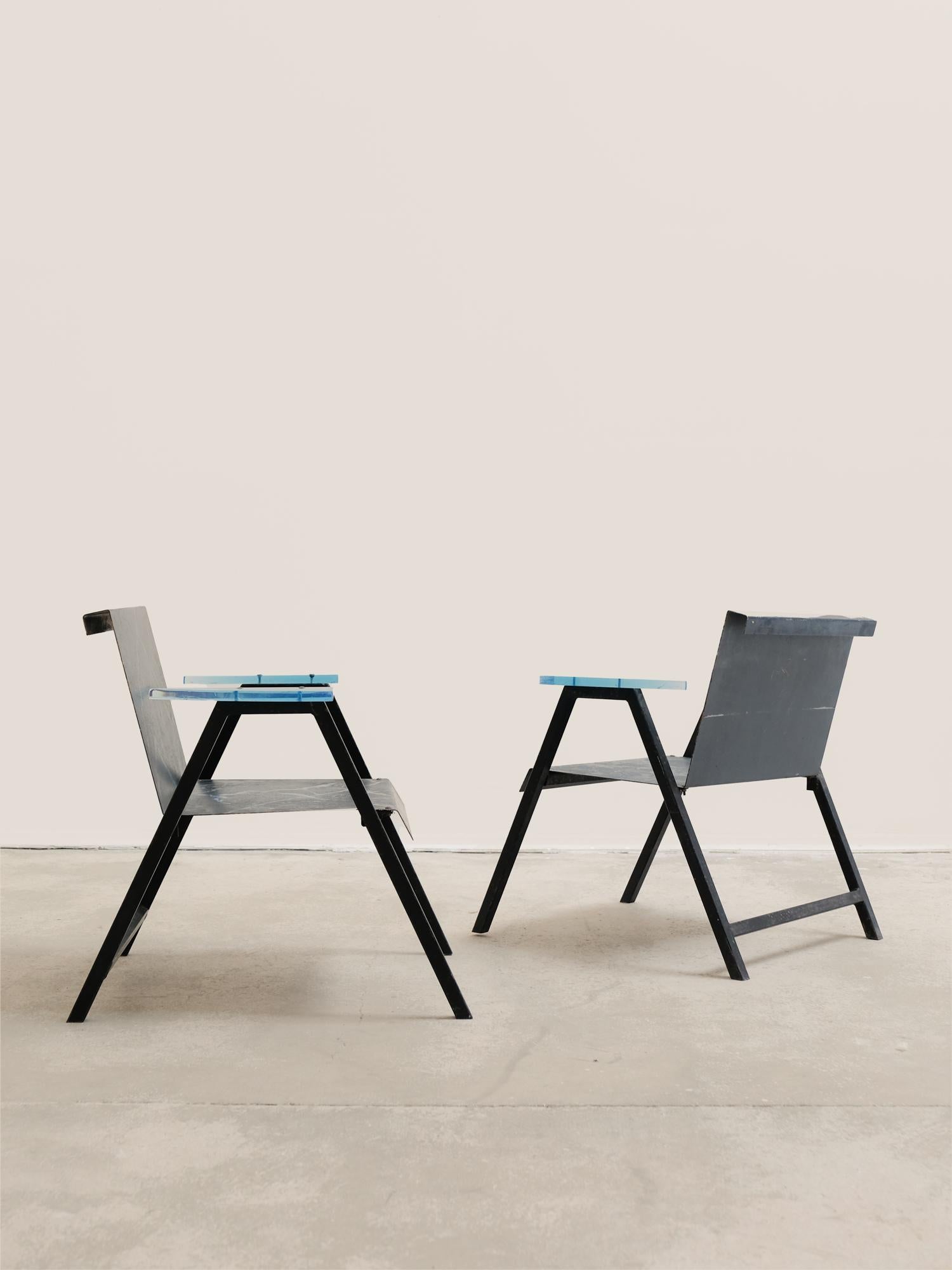 Fin du 20e siècle Paire de chaises post-modernes en métal et résine, fabrication française, années 1980 en vente