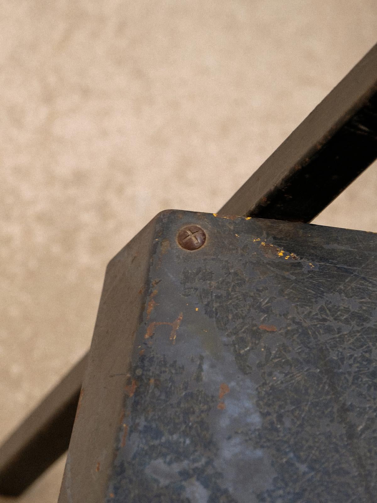 Pair of post-modern chairs in metal and resin, French production, 1980s For Sale 3