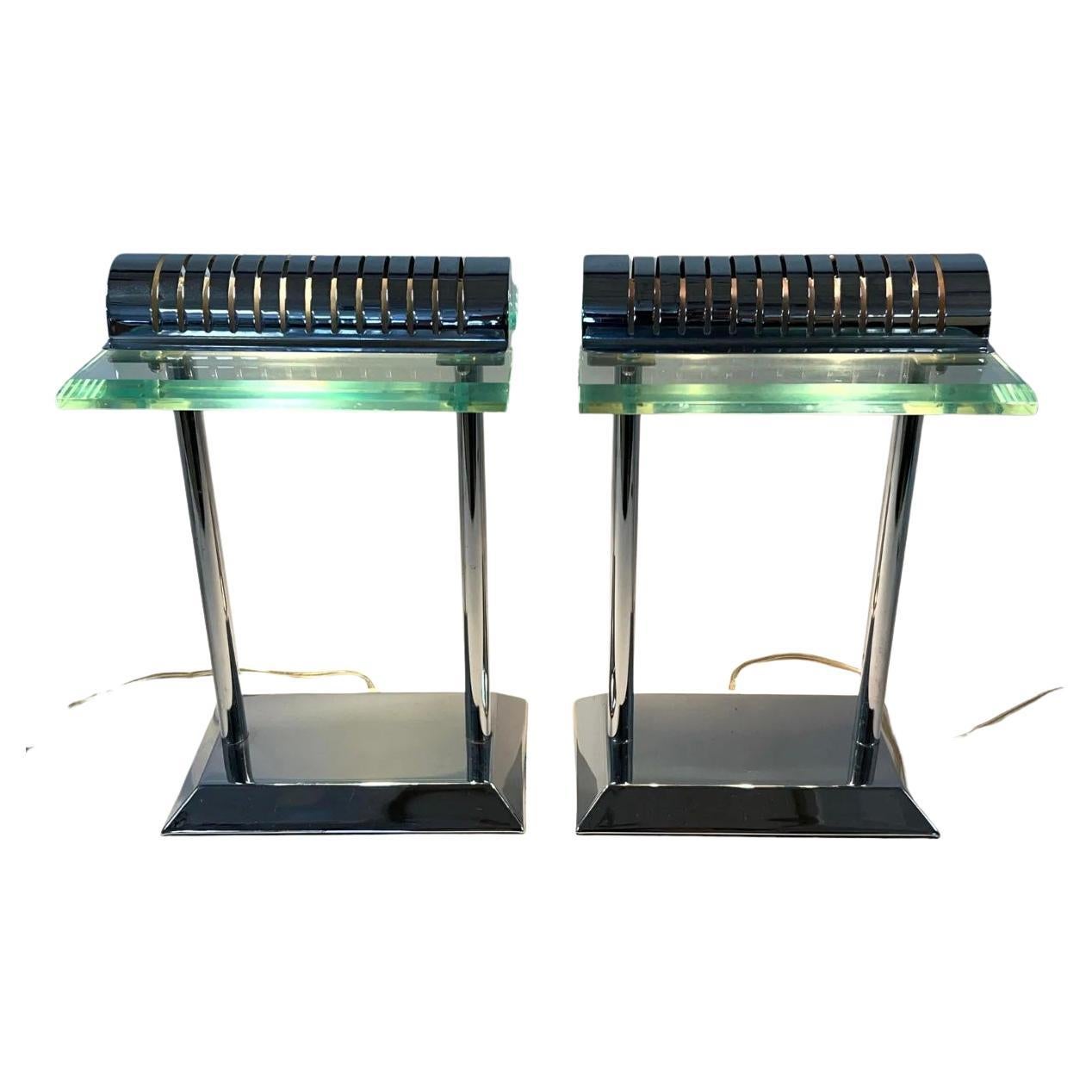 Paire de lampes de table post modernes en chrome et verre. Verre bleu double face avec cadre chromé. Chaque lampe est équipée de 2 ampoules. Chaque lampe est équipée d'une prise 120v. Les deux lampes fonctionnent à 100 %. Fait en Italie.
 
Vendu par
