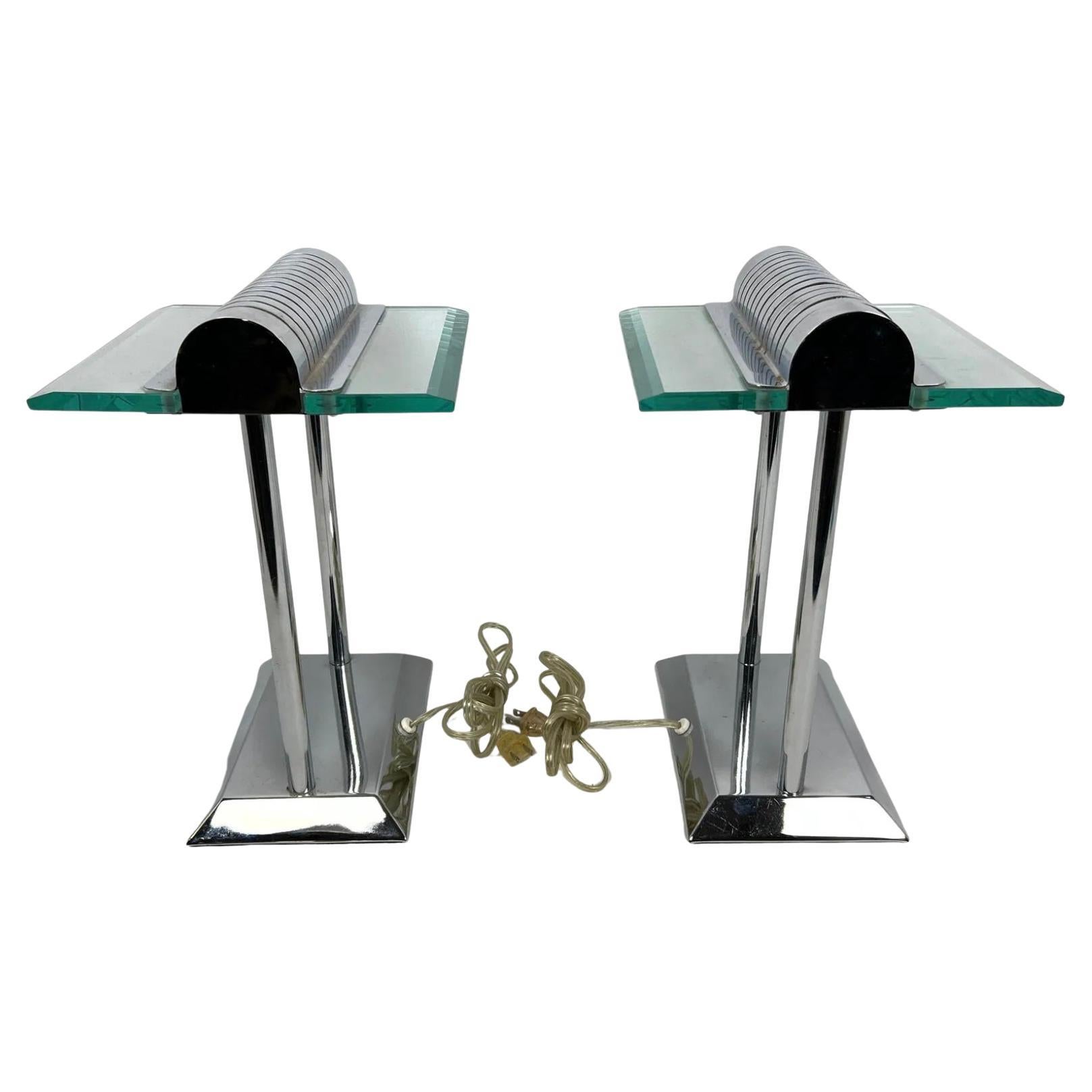 italien Paire de lampes de bureau ou de table post-modernes en verre chromé de style déco en vente