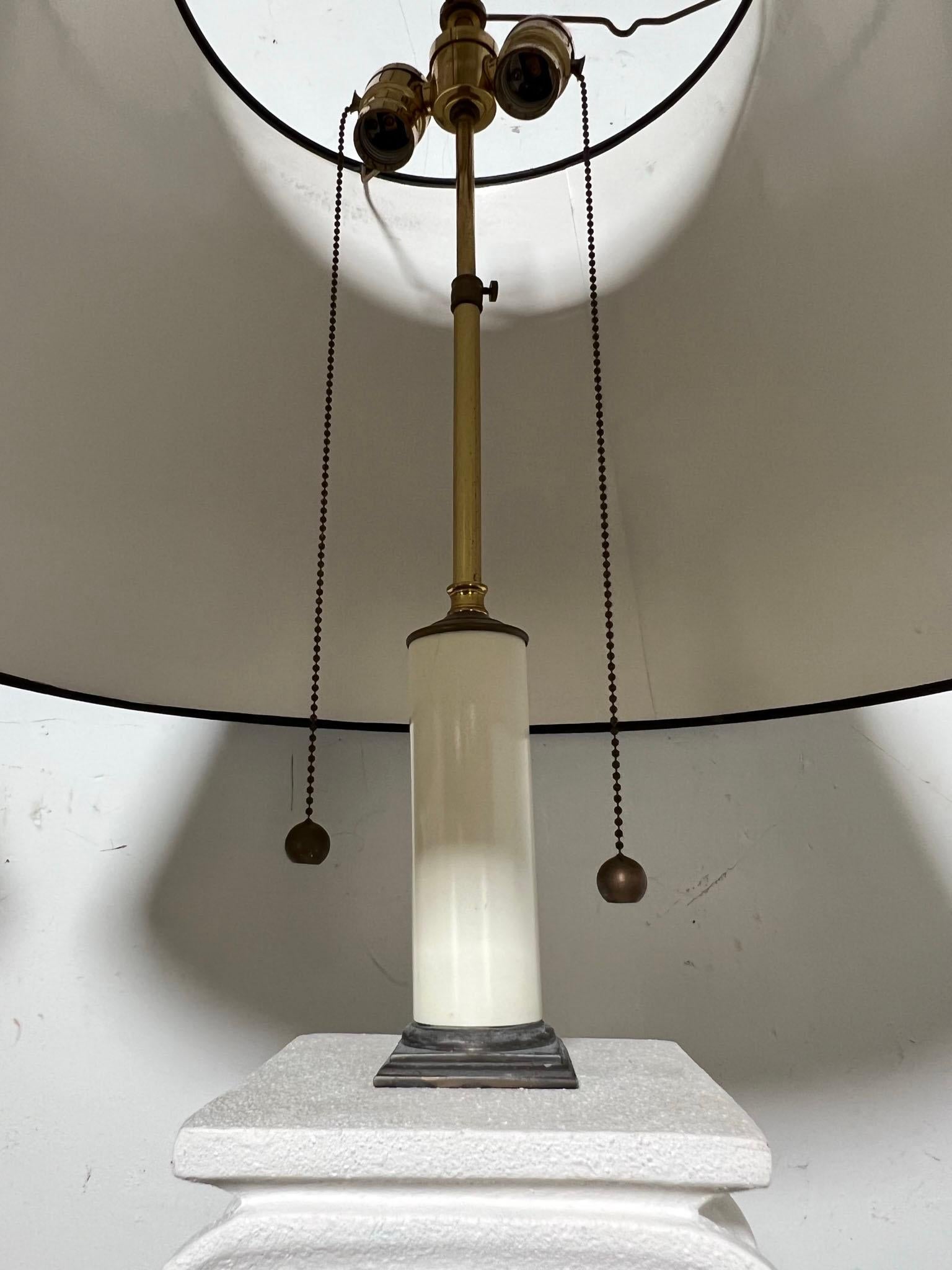 Paire de lampadaires post-modernes à colonnes en plâtre de Bob Graham, datant des années 1980 Bon état - En vente à Peabody, MA