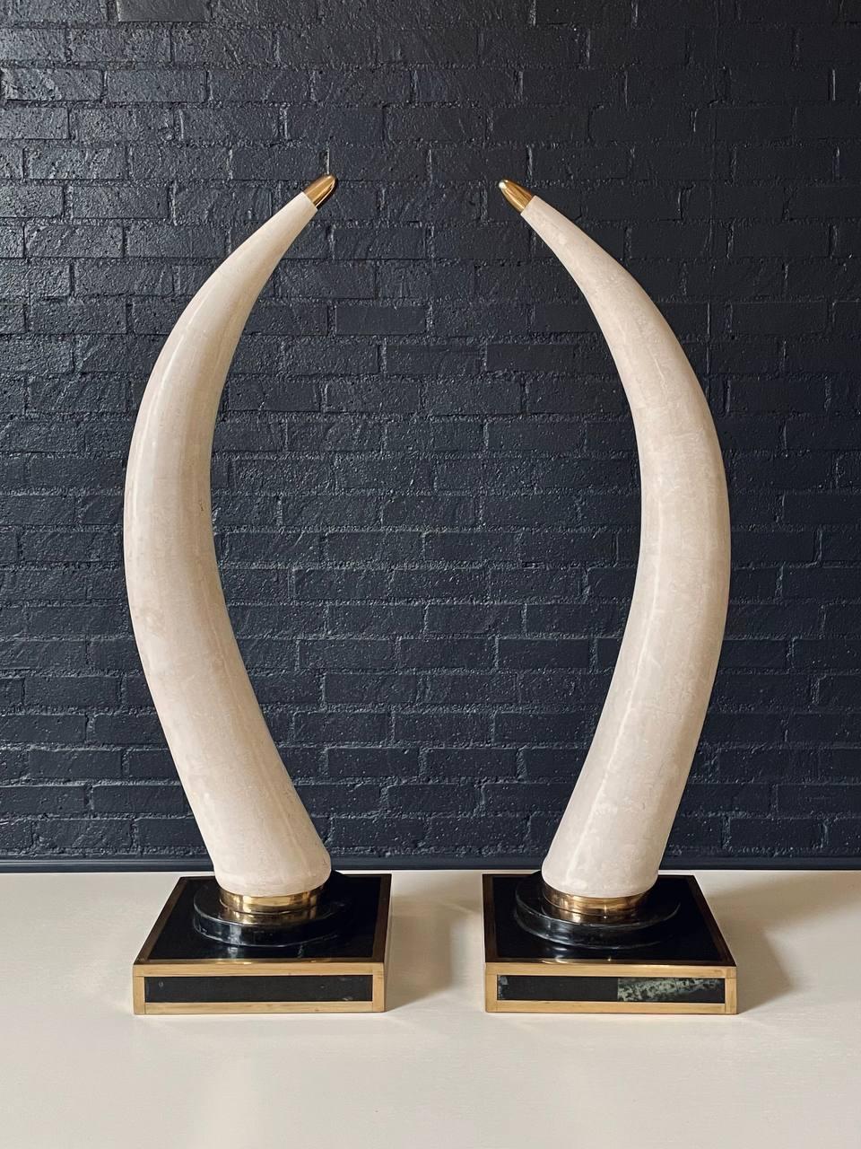 Pair of Post Modern Faux Tusks on Tessellated Marble & Brass Bases im Zustand „Gut“ im Angebot in Los Angeles, CA