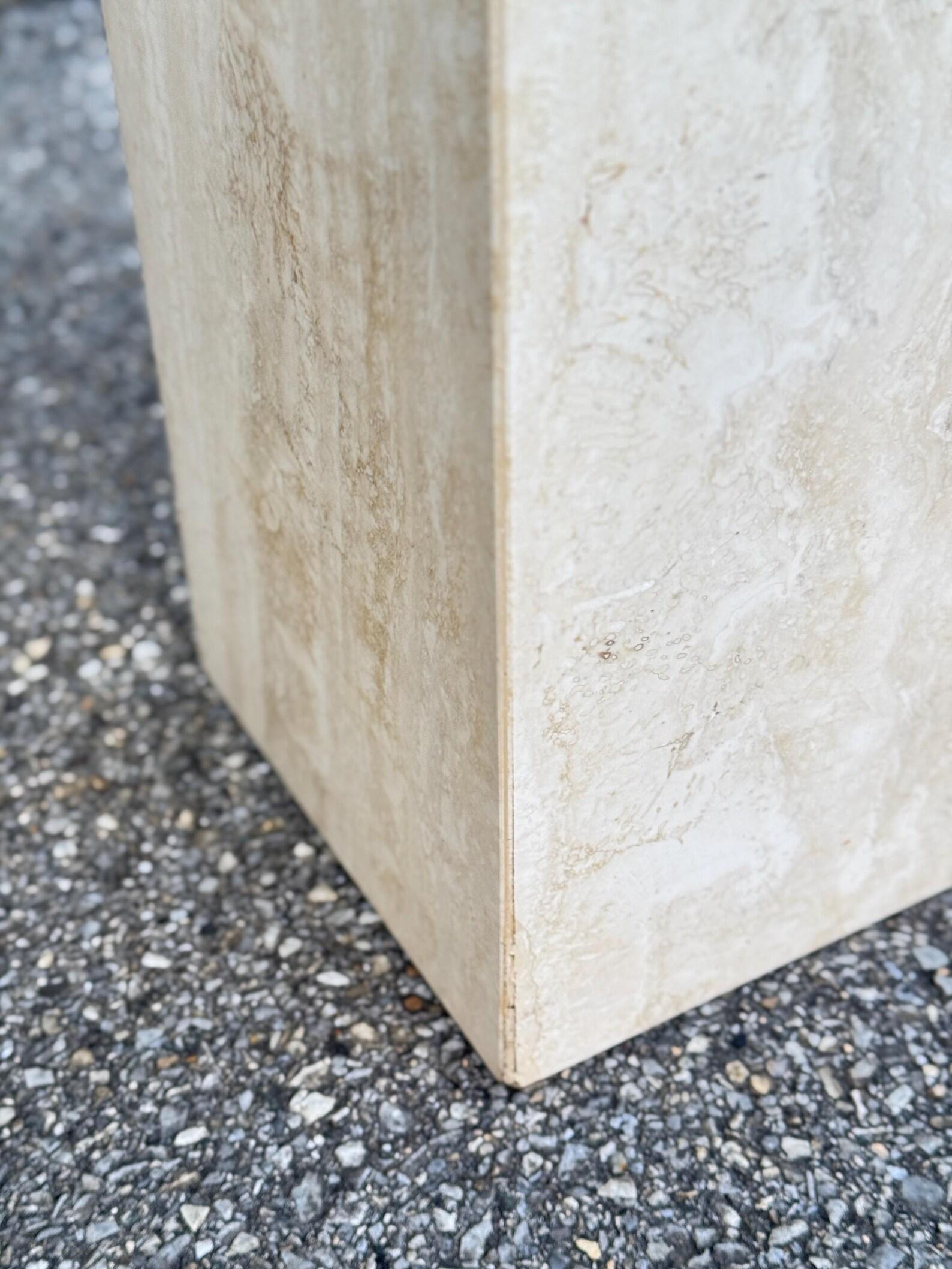 Paire de tables d'appoint postmodernes à plateau en verre avec bases en travertin en vente 3