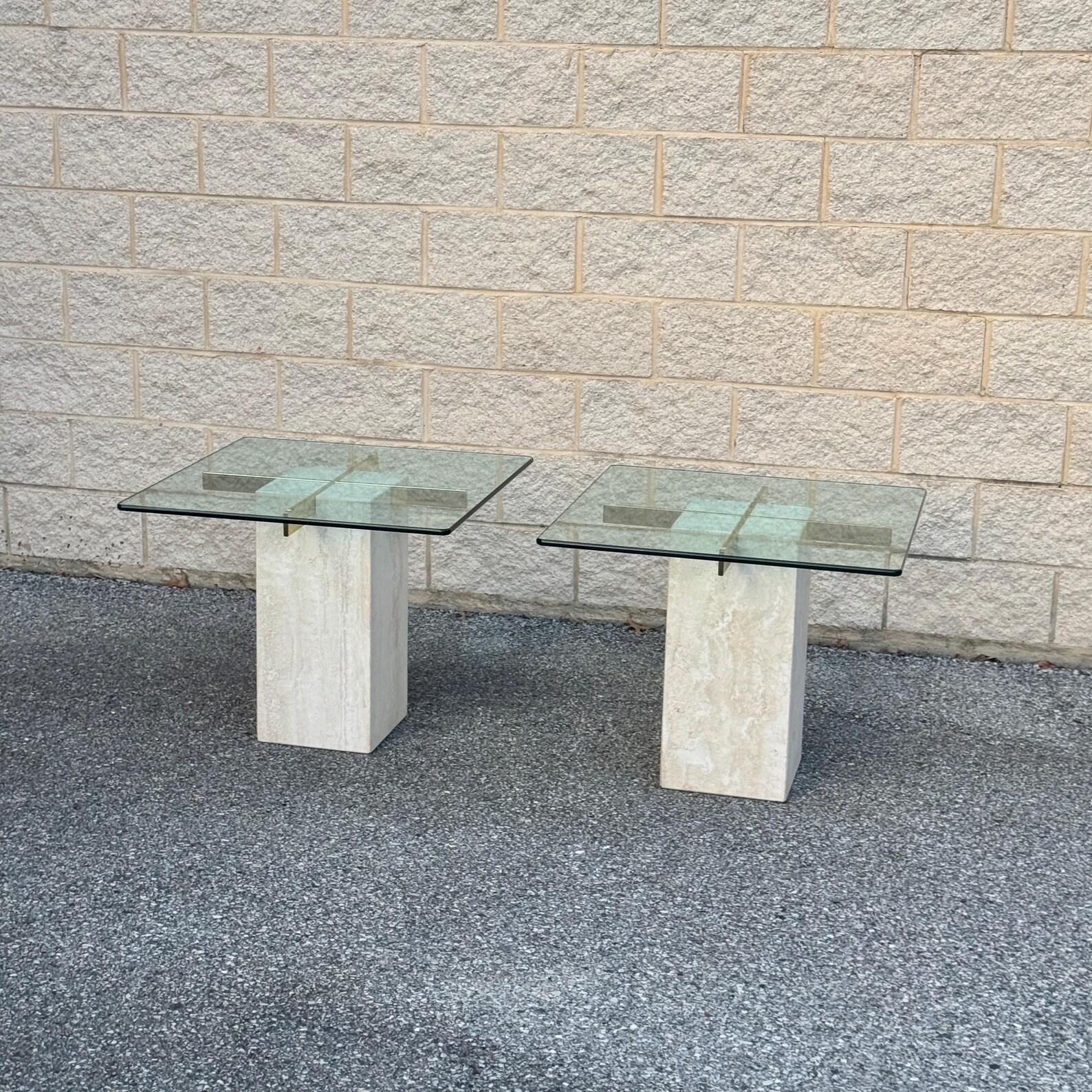 Postmoderne Paire de tables d'appoint postmodernes à plateau en verre avec bases en travertin en vente