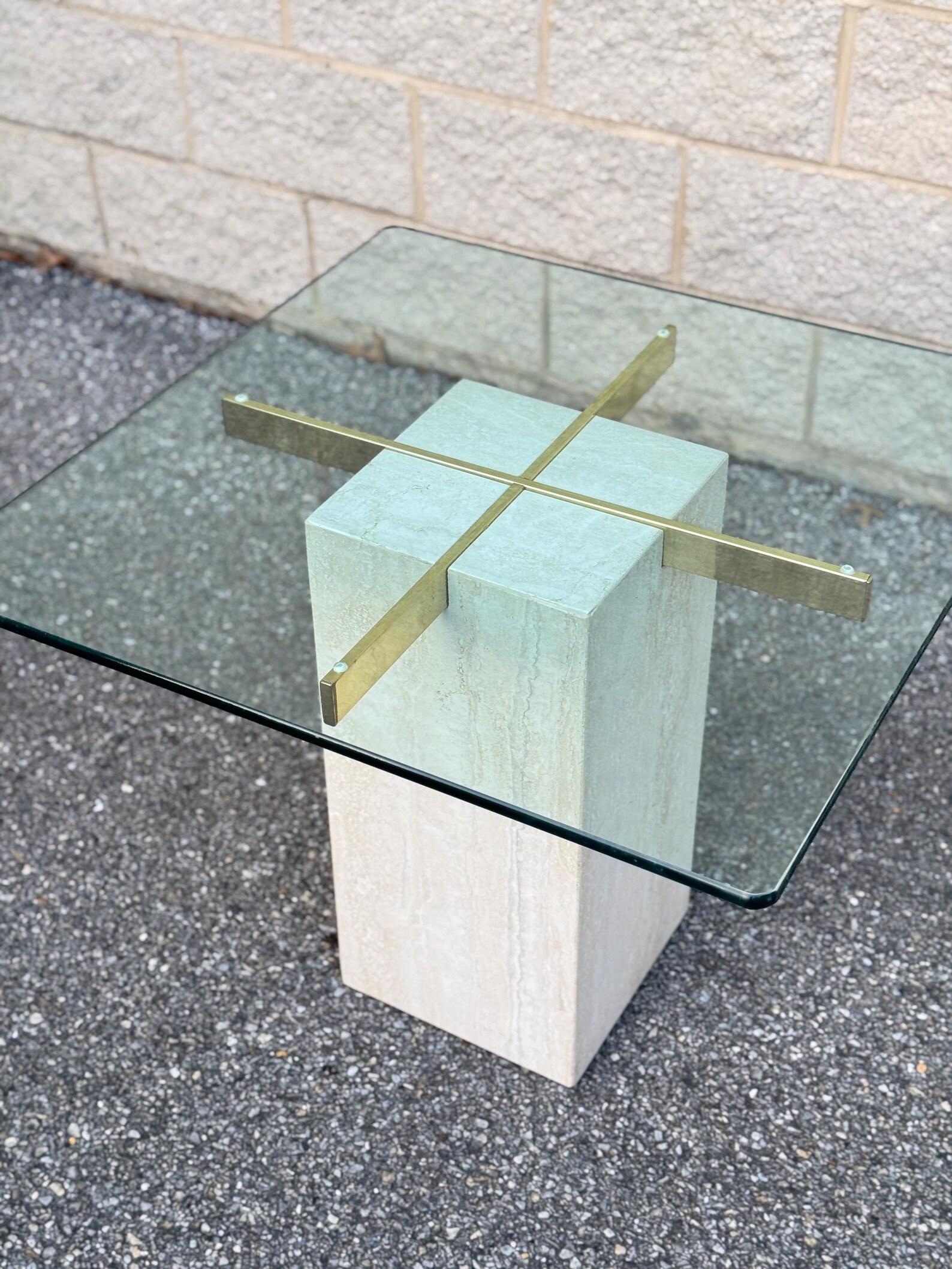 Inconnu Paire de tables d'appoint postmodernes à plateau en verre avec bases en travertin en vente