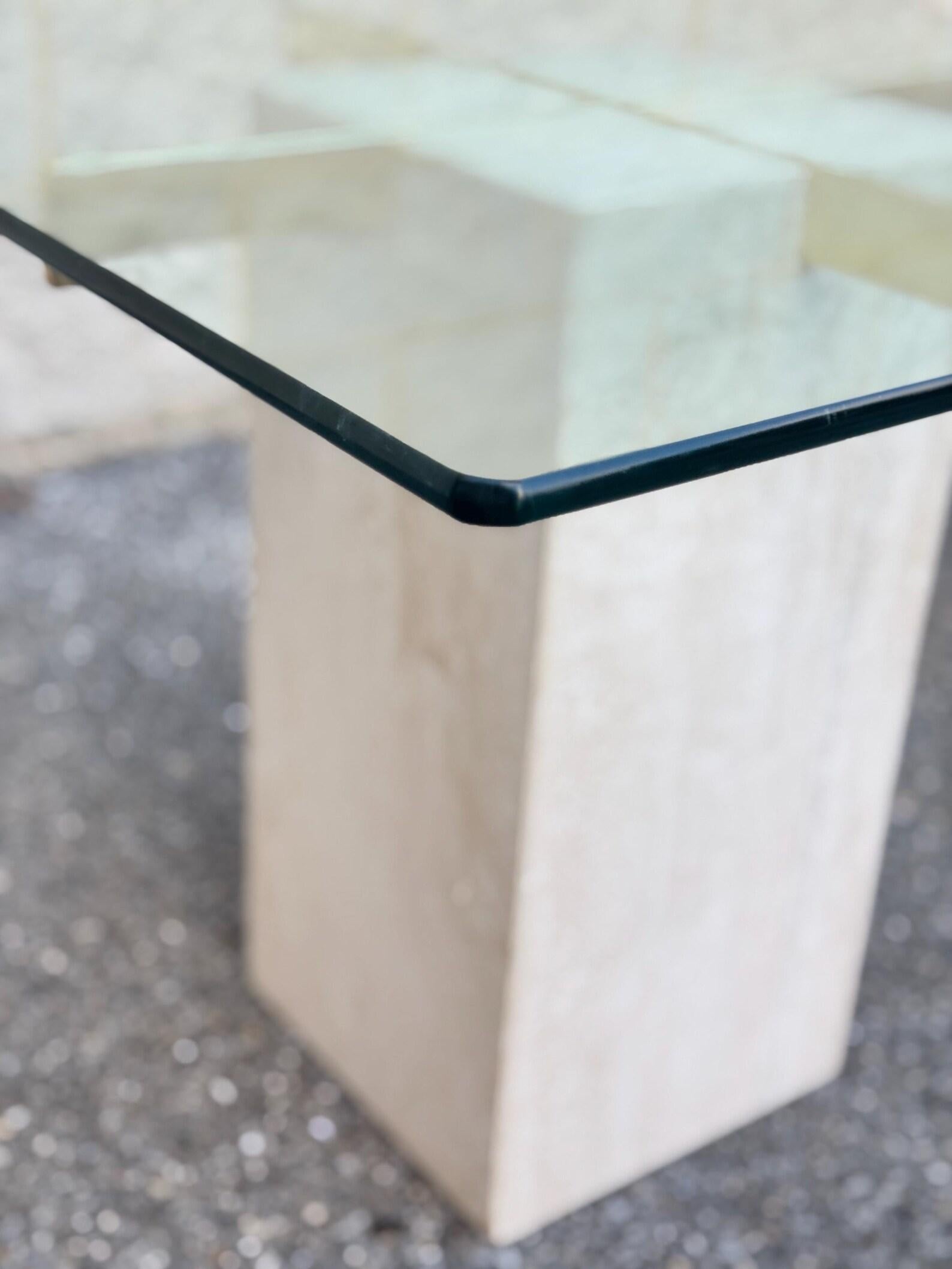 Paire de tables d'appoint postmodernes à plateau en verre avec bases en travertin Bon état - En vente à Elkton, MD