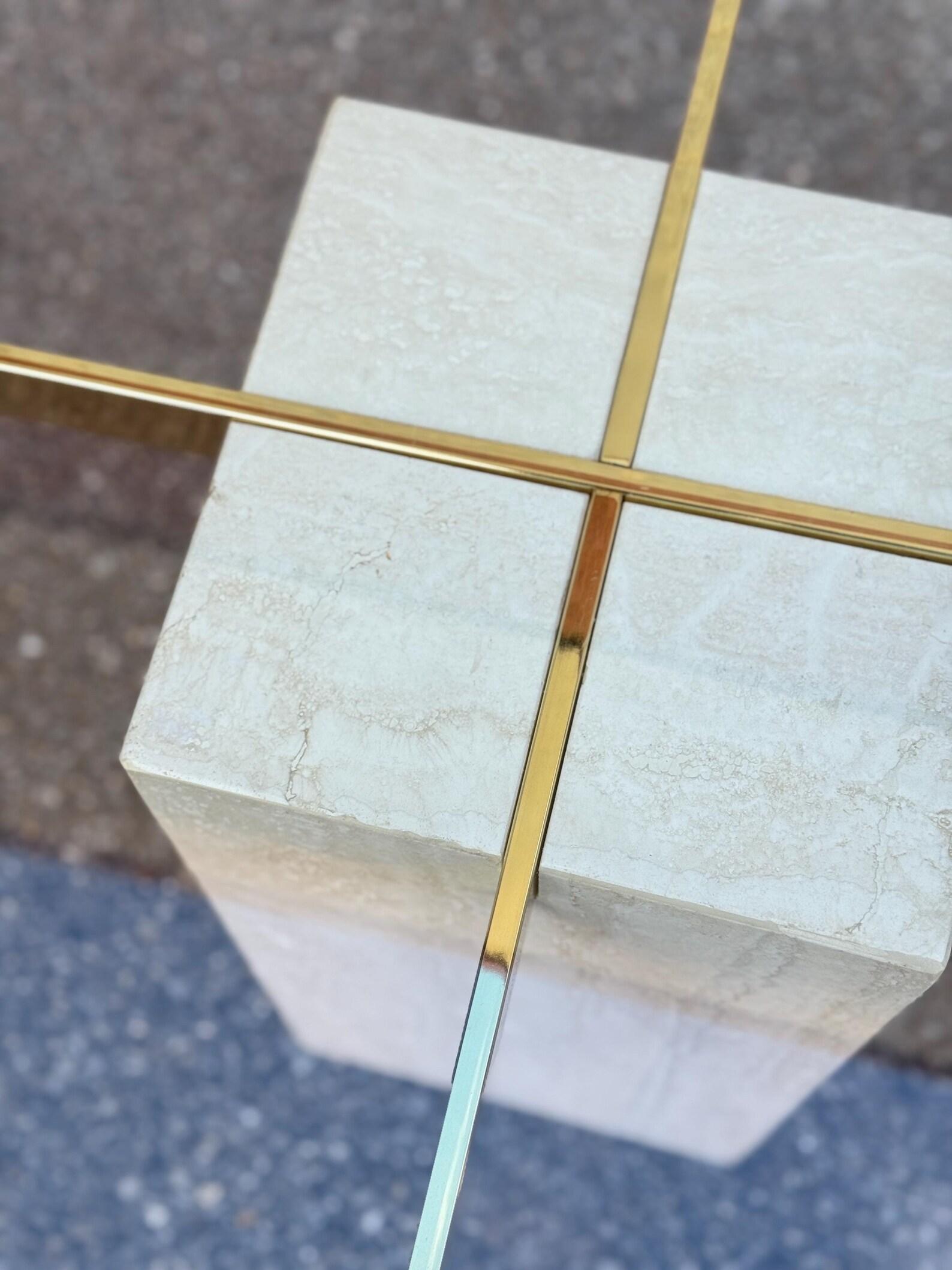 20ième siècle Paire de tables d'appoint postmodernes à plateau en verre avec bases en travertin en vente