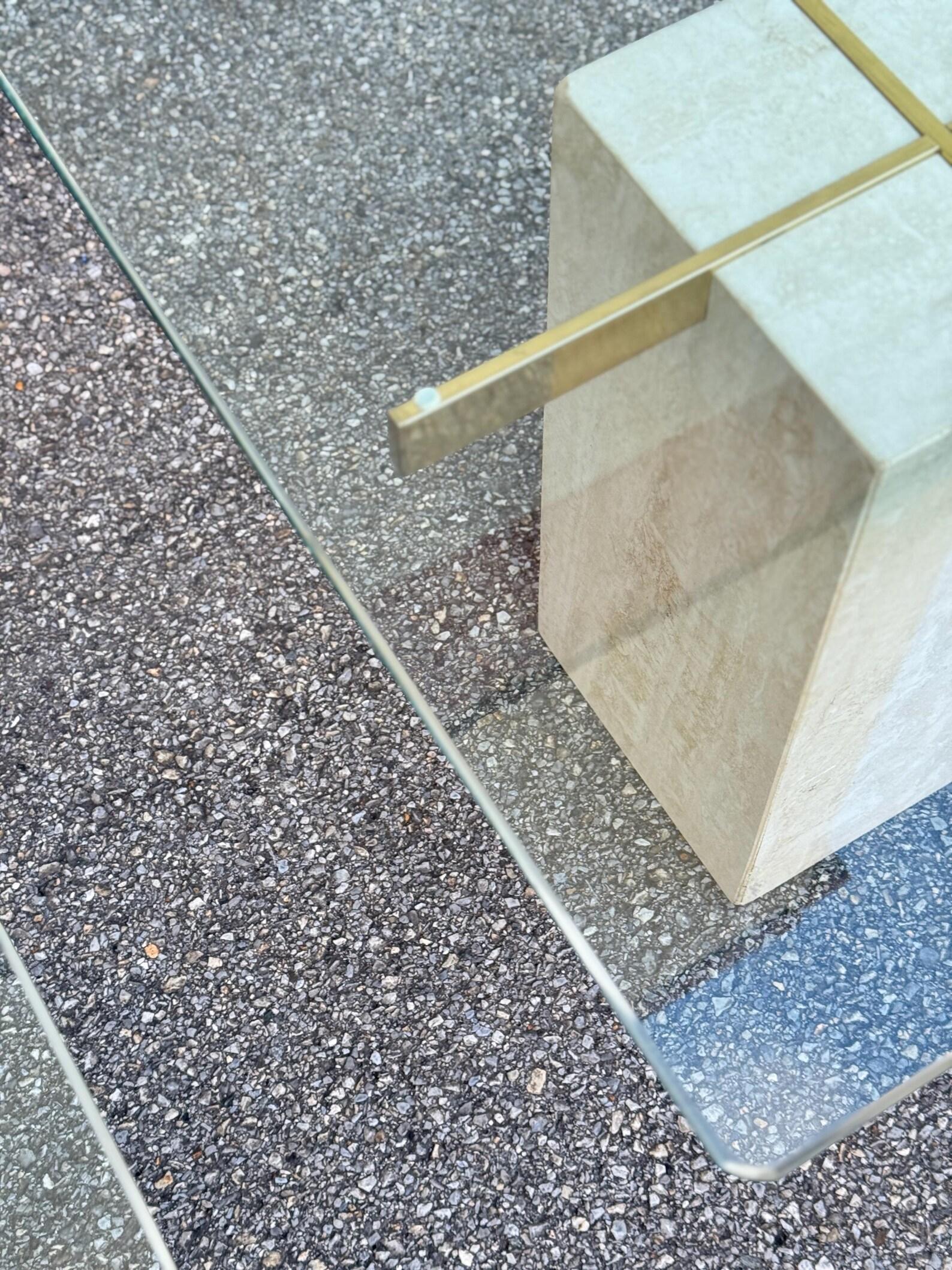 Métal Paire de tables d'appoint postmodernes à plateau en verre avec bases en travertin en vente