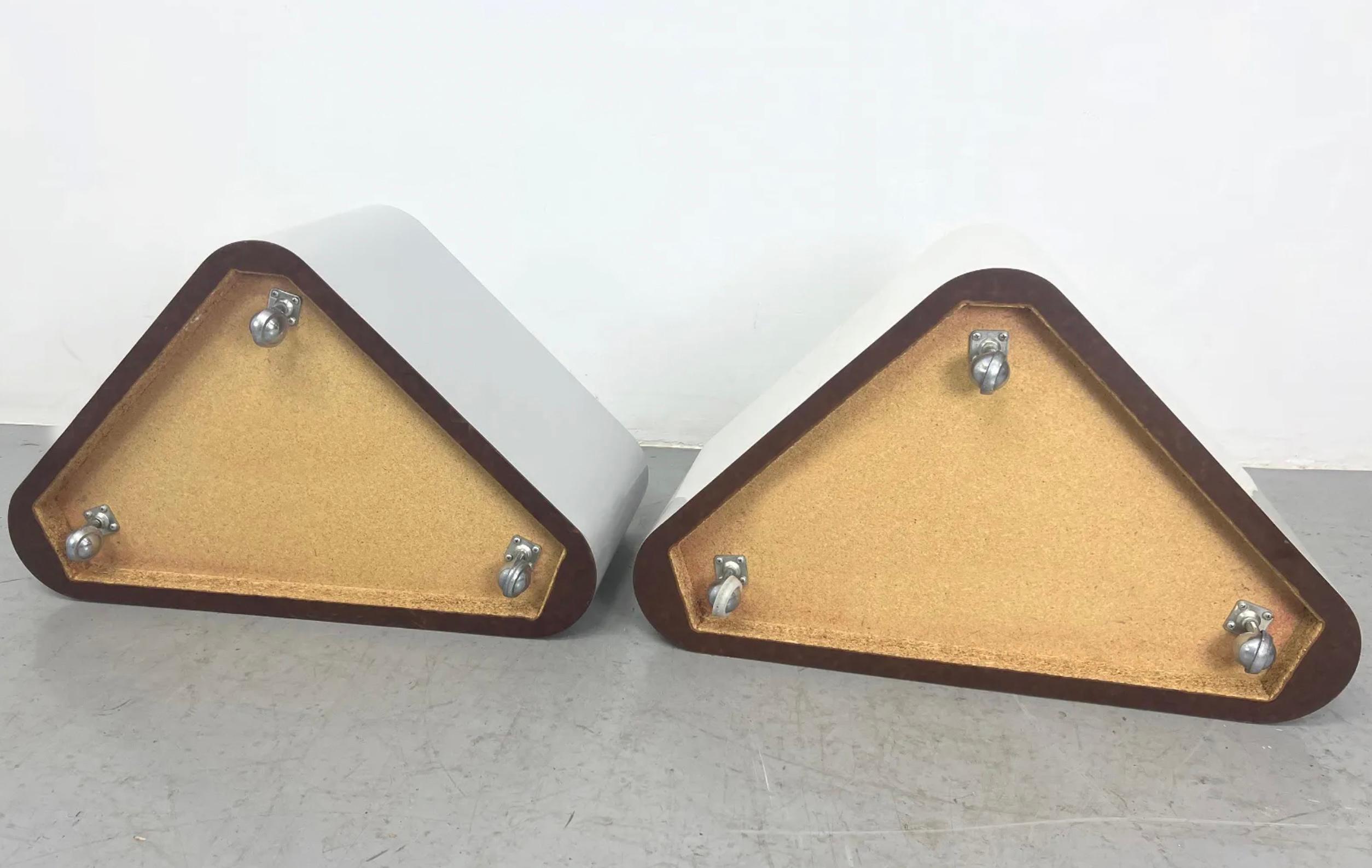 Paire de tables d'appoint triangulaires arrondies en stratifié gris post-modernes sur roulettes Bon état - En vente à BROOKLYN, NY