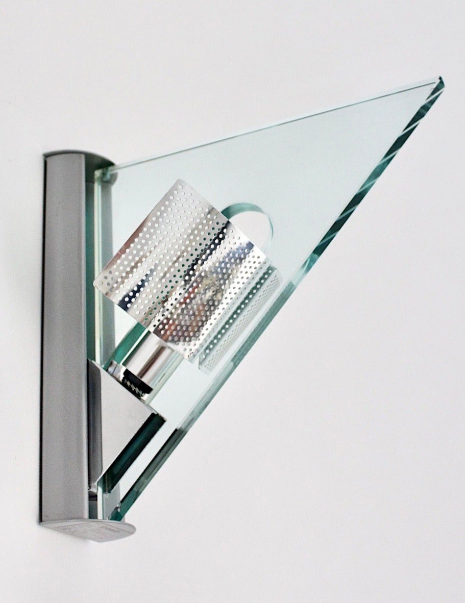 Zwei modernistische Wandleuchter mit handgeschliffenem dreieckigem Glas, perforiertem Metall und emailliertem Stahlrahmen in Grau-Silber.  Die Lampenfassungen sind mit ummantelten Glaszylindern ausgestattet.  Die Icaro-Leuchten haben ein