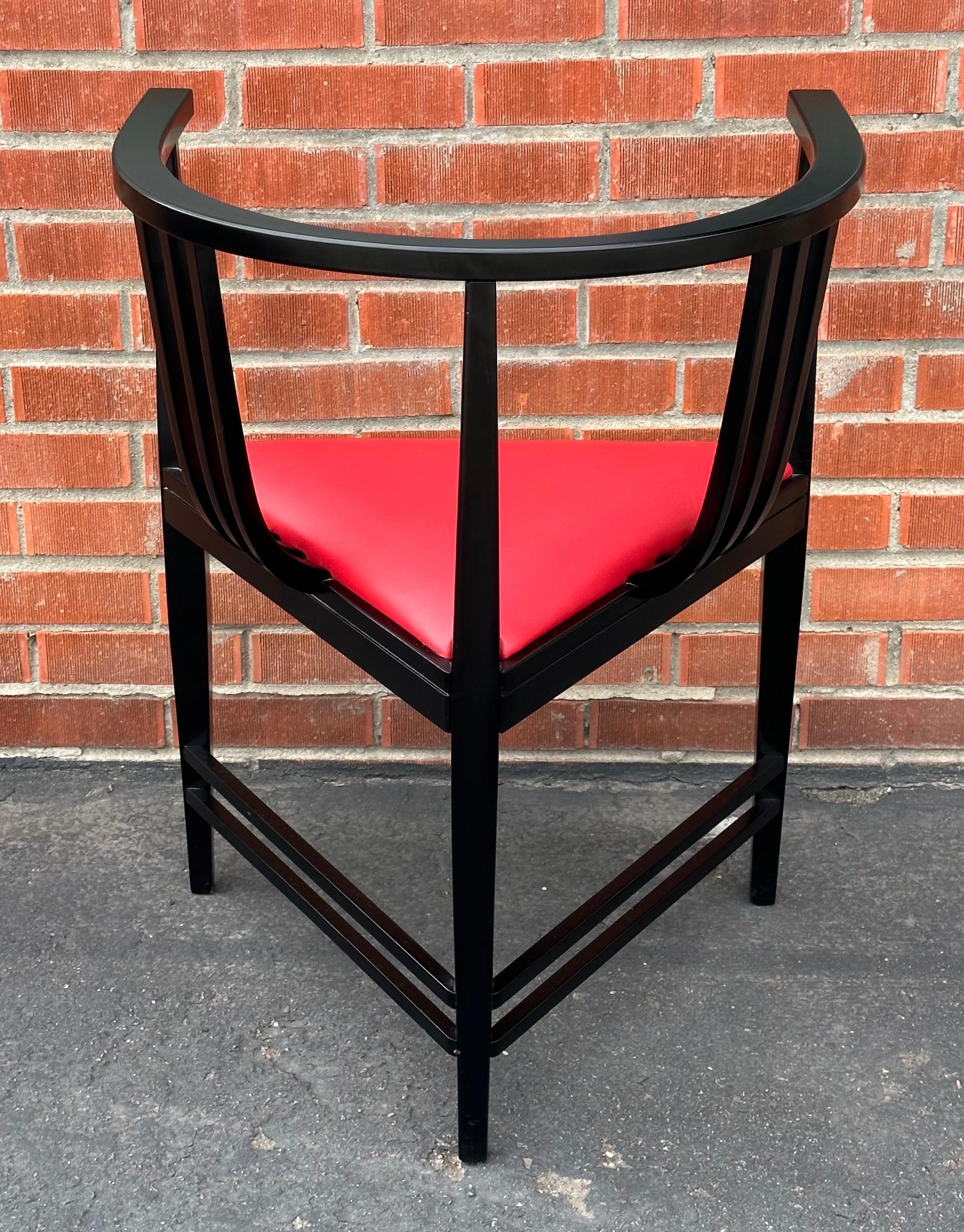 Paire de fauteuils italiens postmodernes dans le style d'Ernest Archibald Taylor en vente 4