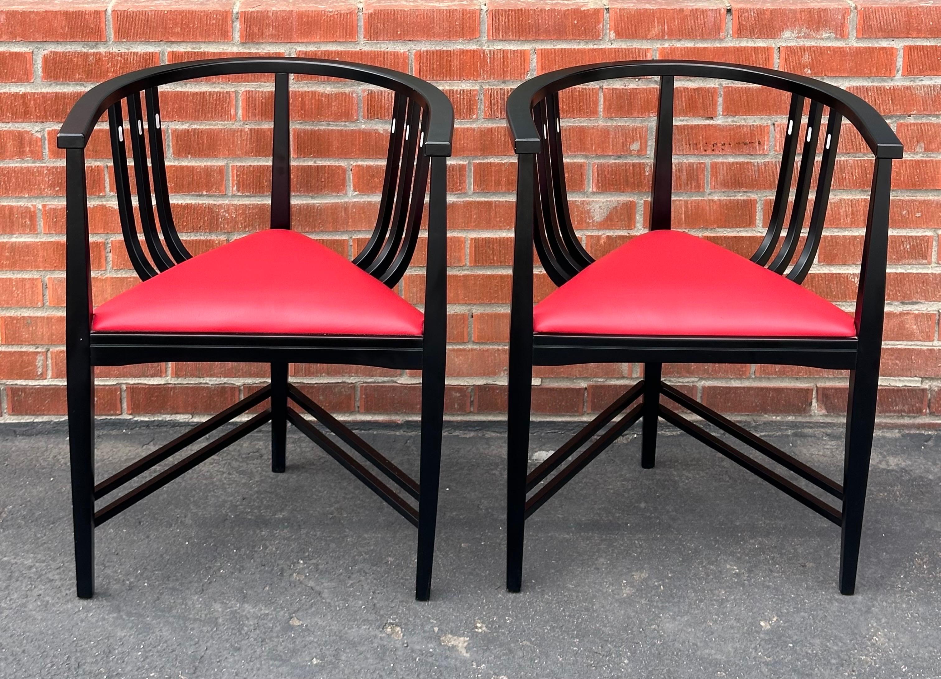 Cuir Paire de fauteuils italiens postmodernes dans le style d'Ernest Archibald Taylor en vente