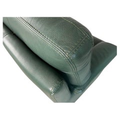 Coppia di sedie da salotto post moderne in pelle verde italiana