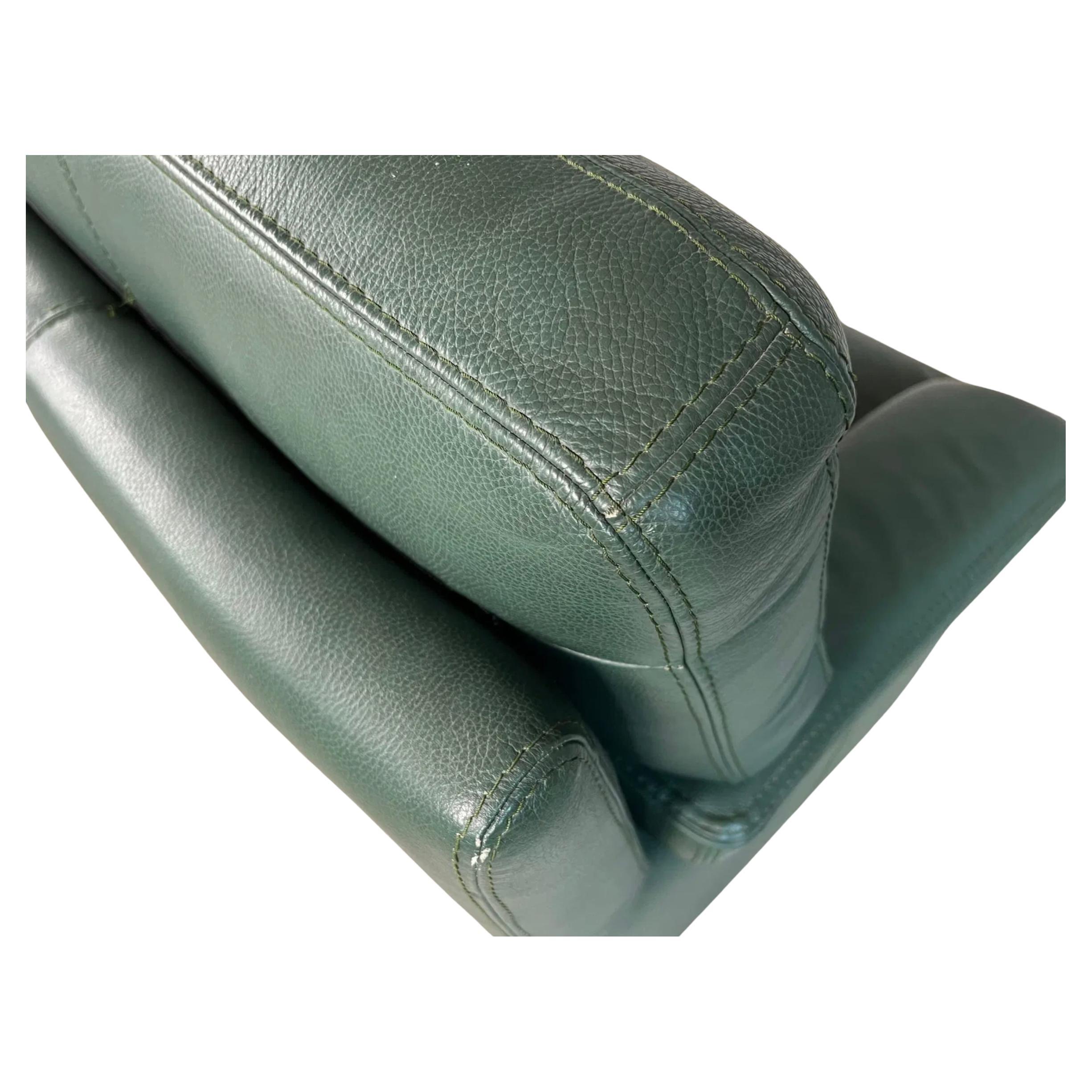 Coppia di poltrone lounge in pelle verde italiana con cuscini rimovibili e braccioli fissati con cerniere. Rivestimento in morbida pelle di alta gamma - Design post moderno in stile cuscino. Made in Italy, situato a Brooklyn NYC.

Dimensioni: D. 32