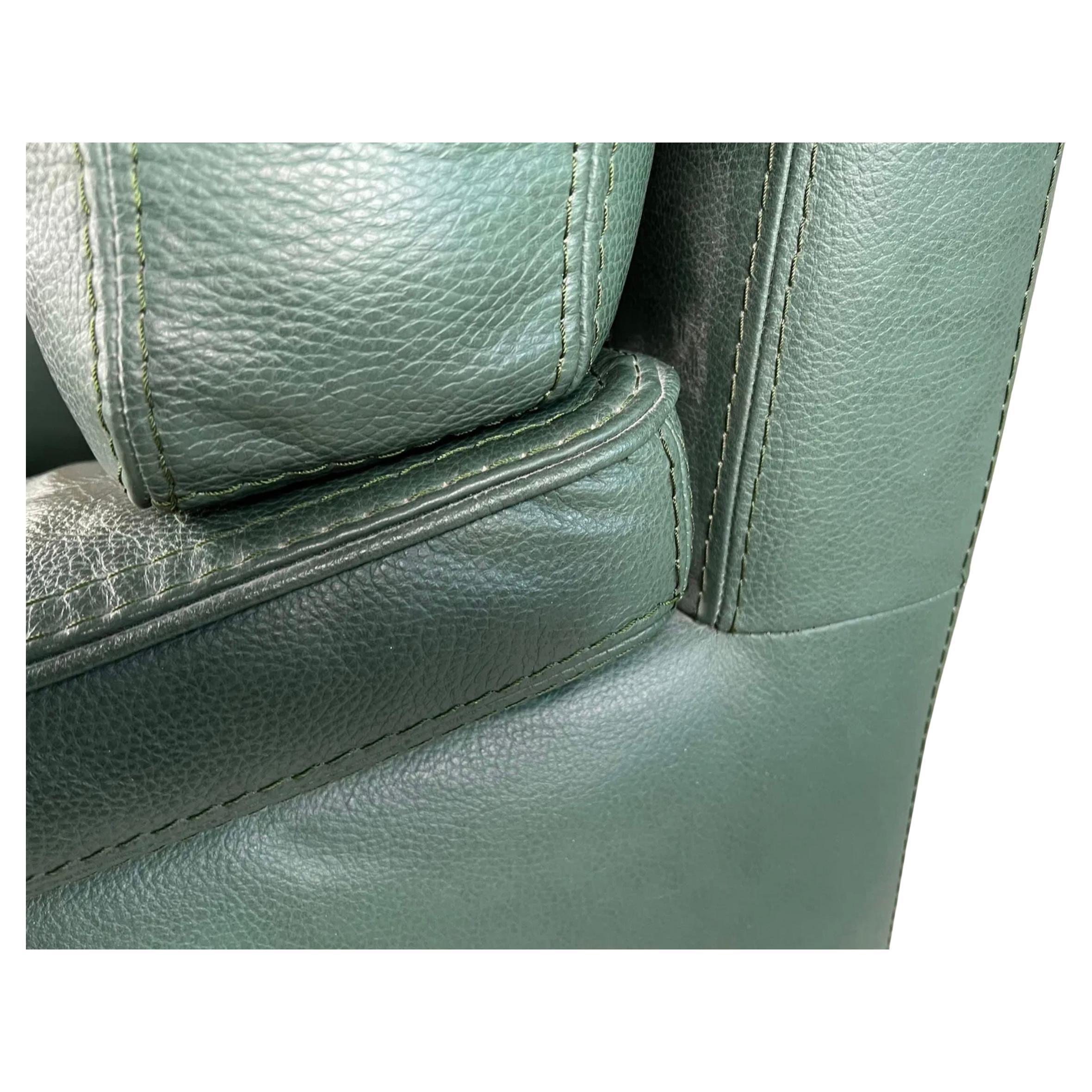 Paar postmoderne italienische Loungesessel aus grünem Leder (Postmoderne) im Angebot