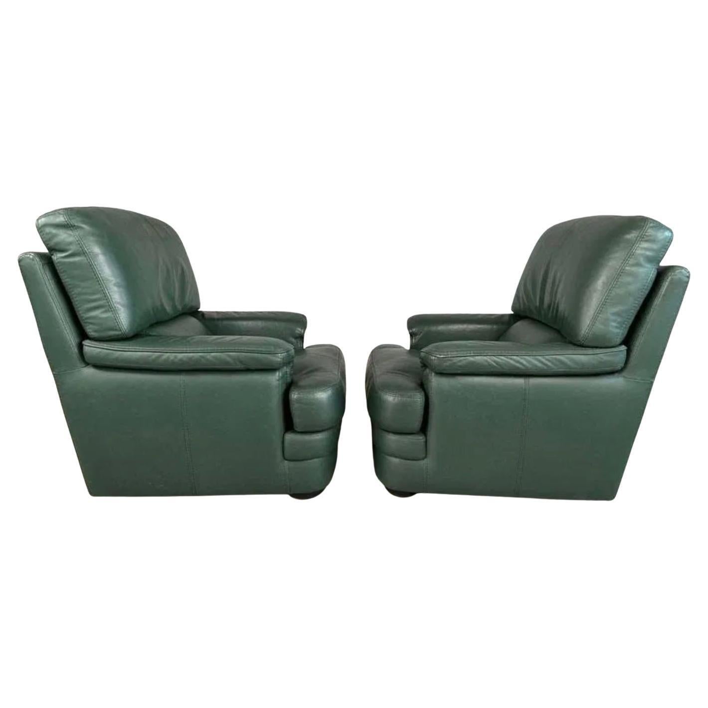 Paar postmoderne italienische Loungesessel aus grünem Leder (Italienisch) im Angebot