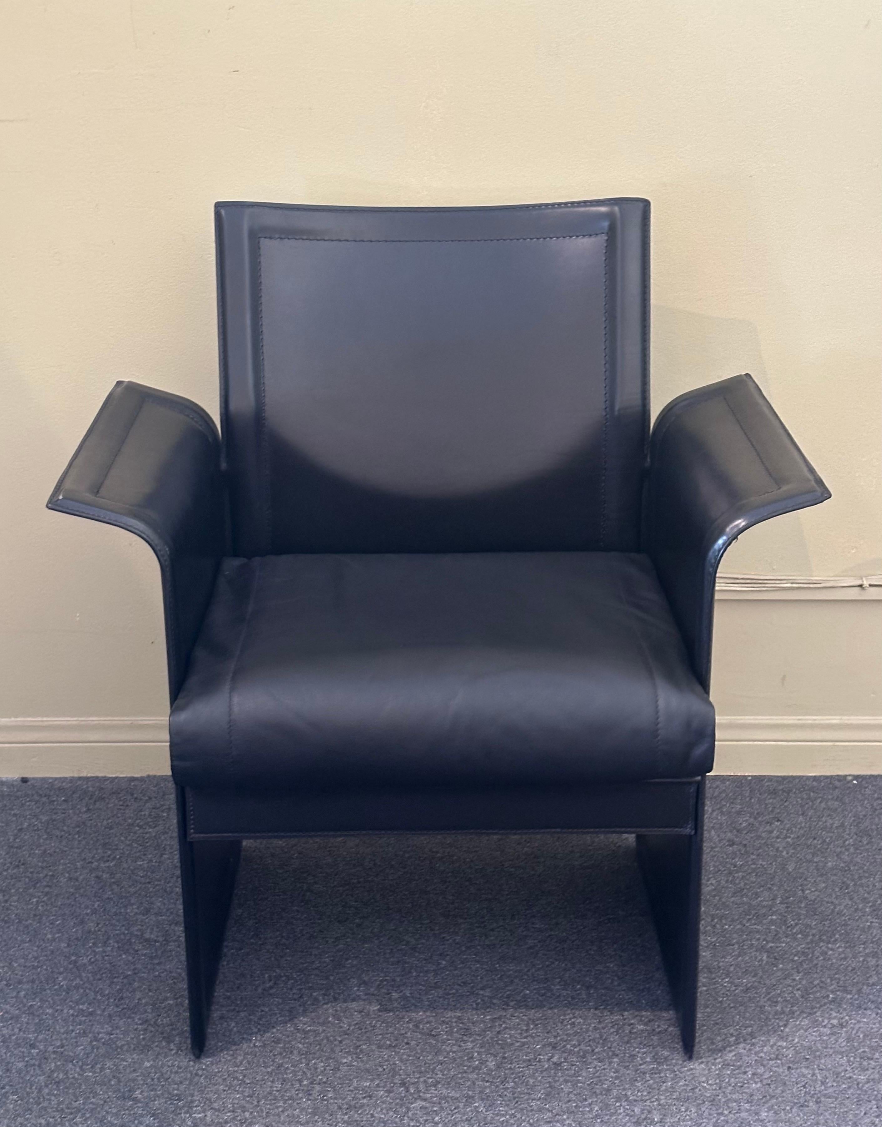 Paire de fauteuils italiens post-modernes en cuir de Tito Agnoli pour Sintesi  NOS en vente 5